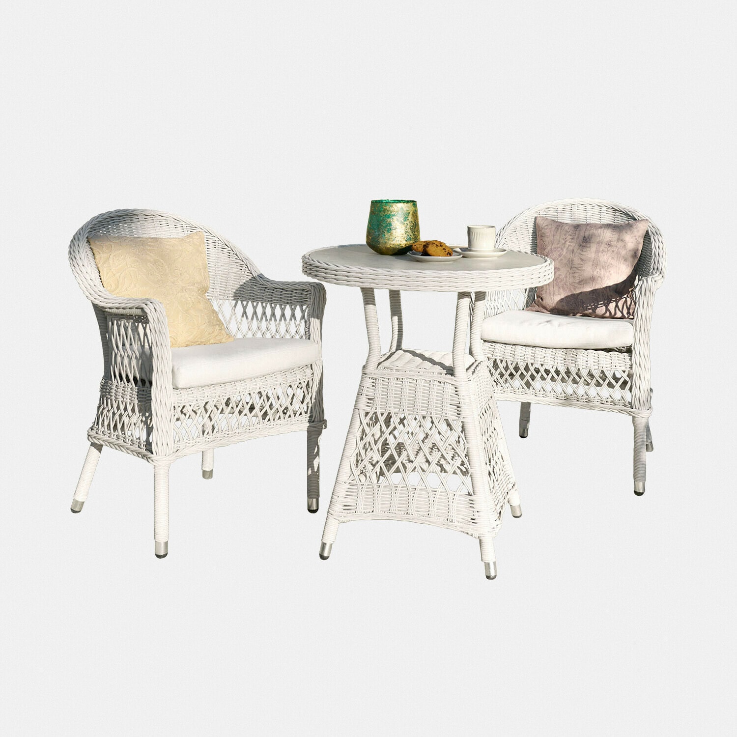 Zithoek Solavine Witte rotan meubelset met twee stoelen en een ronde tafel, decoratieve kussens