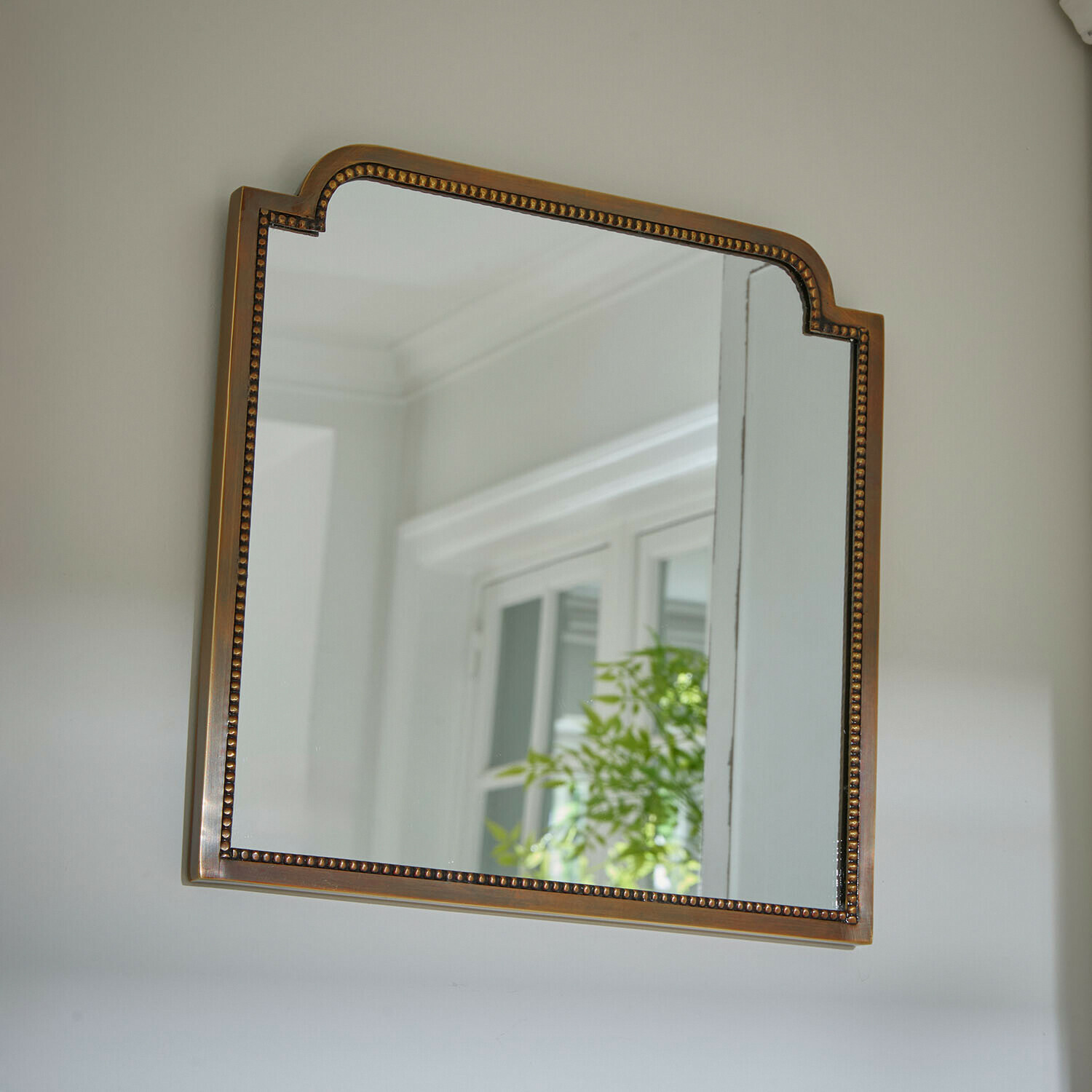 Rechthoekige spiegel met messingkleurige lijst en decoratief patroon, wanddecoratie voor woonkamer