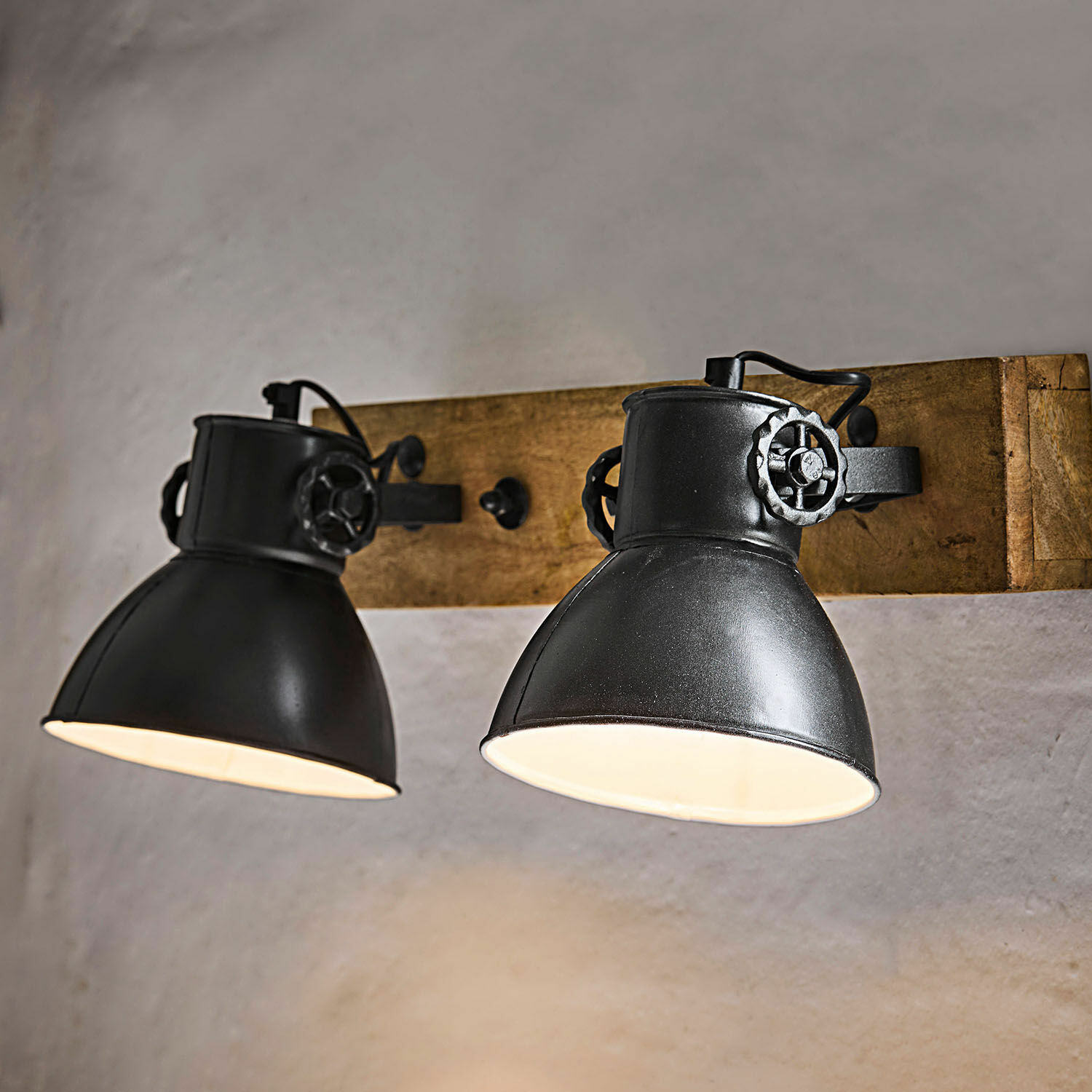 Wandlamp Périgné Zwarte metalen wandlamp met twee kappen op houten plank, industriële verlichting