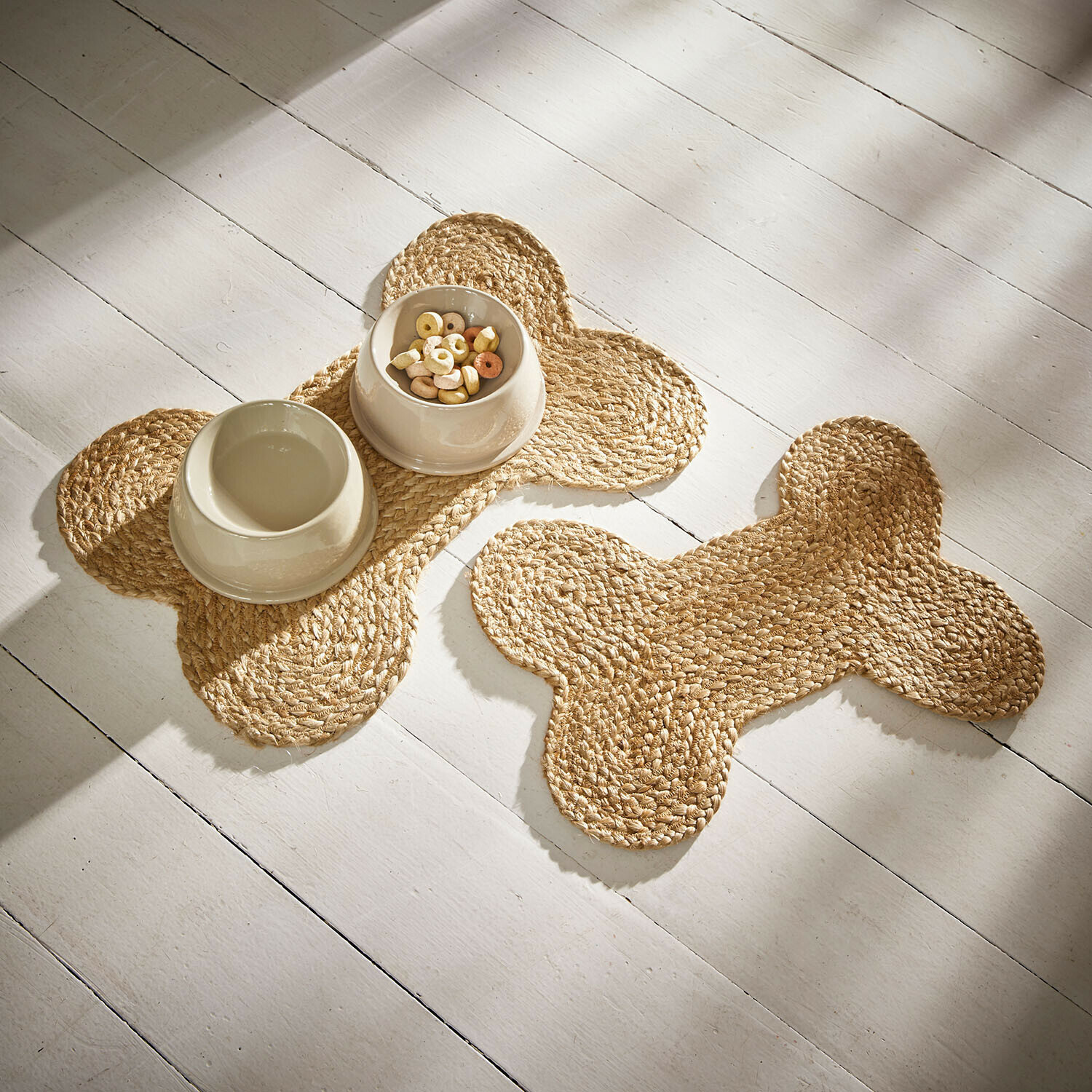 Huisdierenplacemat set van 2 Rinley Botvormige placemats van gevlochten natuurlijk touw met keramische kommen voor hondenvoer en water