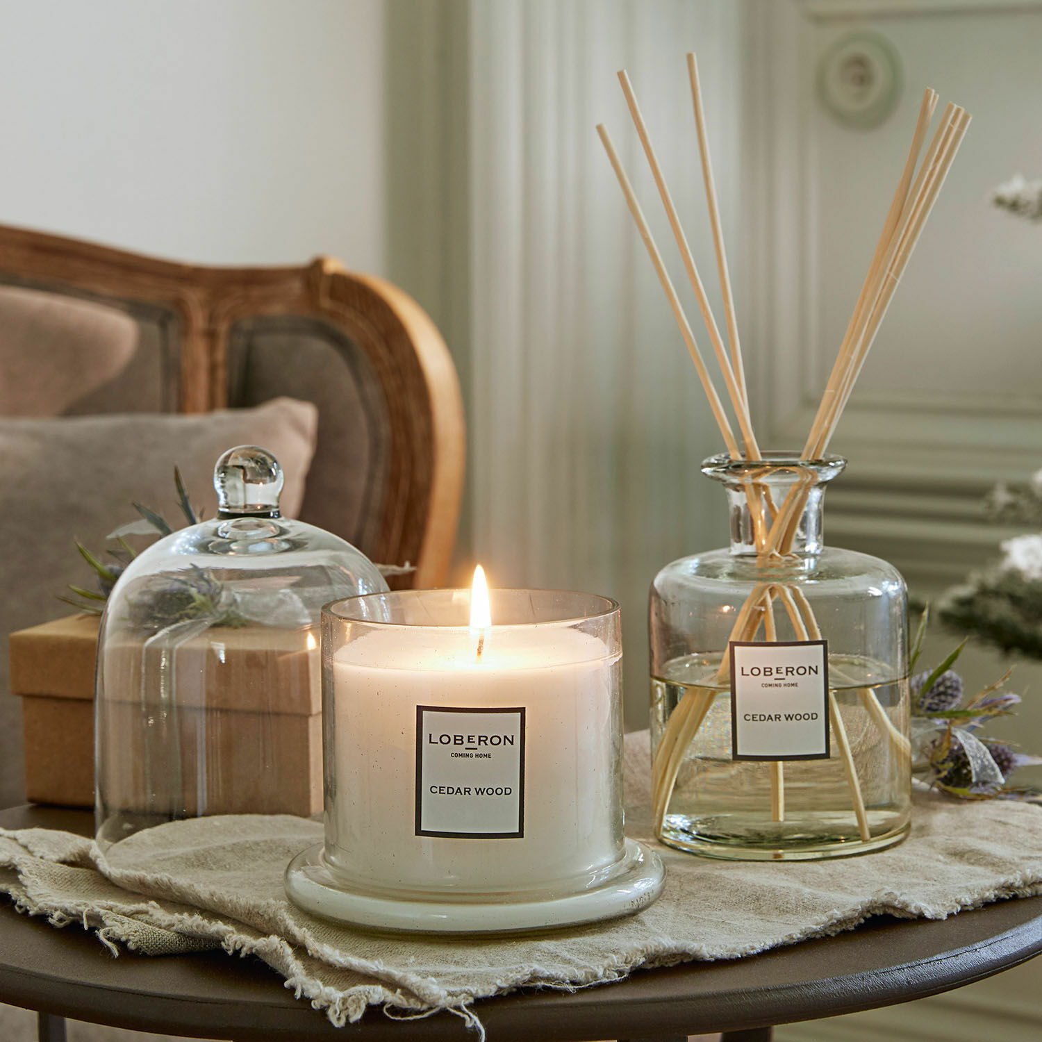 Geurset Vanis Geurkaars en cederhouten diffuser in glazen potten op decoratieve tafel