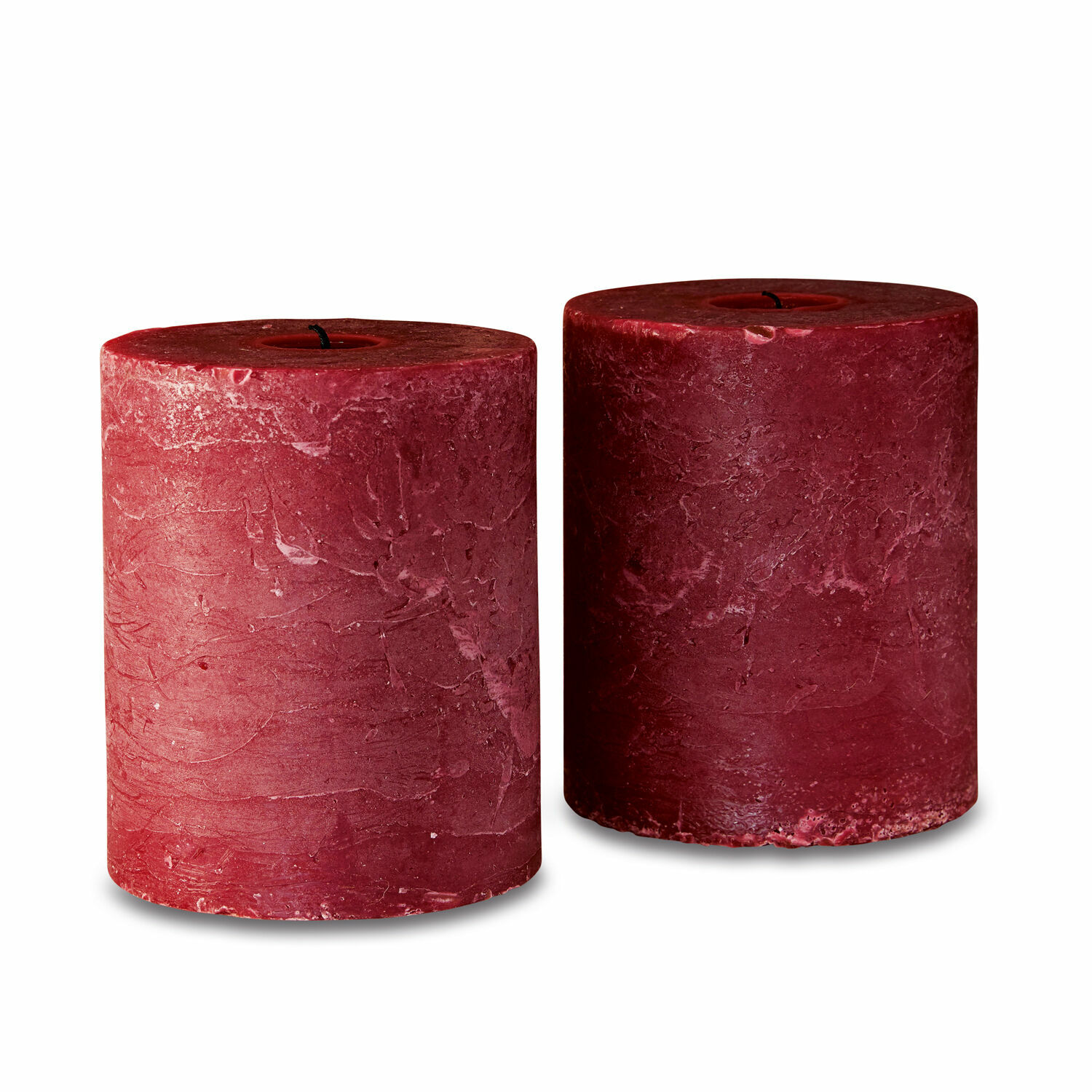 Set van twee rode kaarsen van was met rustieke textuur voor sfeervolle decoratie