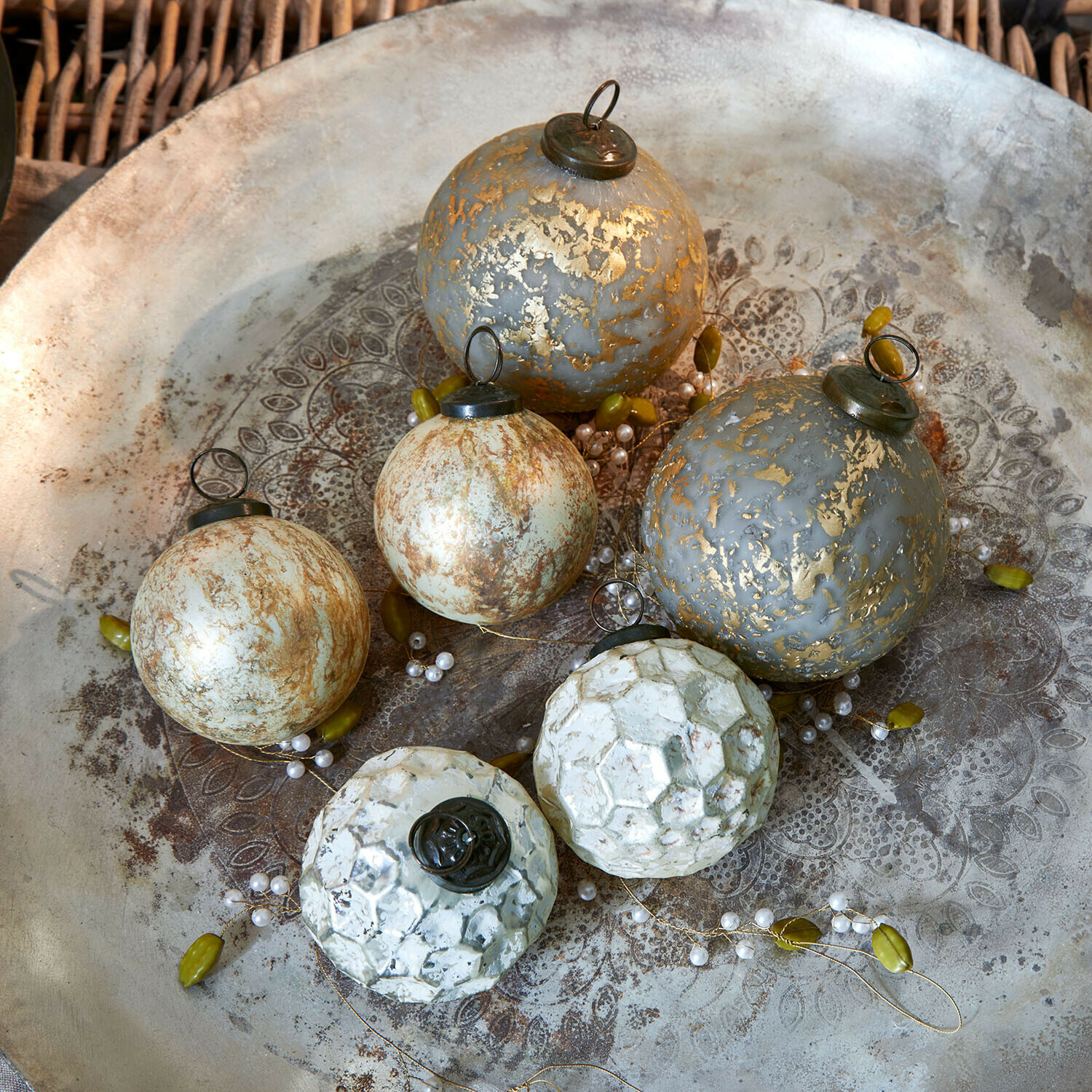 Kerstbal set van 6 Bellezia Set van zes decoratieve kerstballen in grijs en wit met metallic glans op een sierlijke schaal