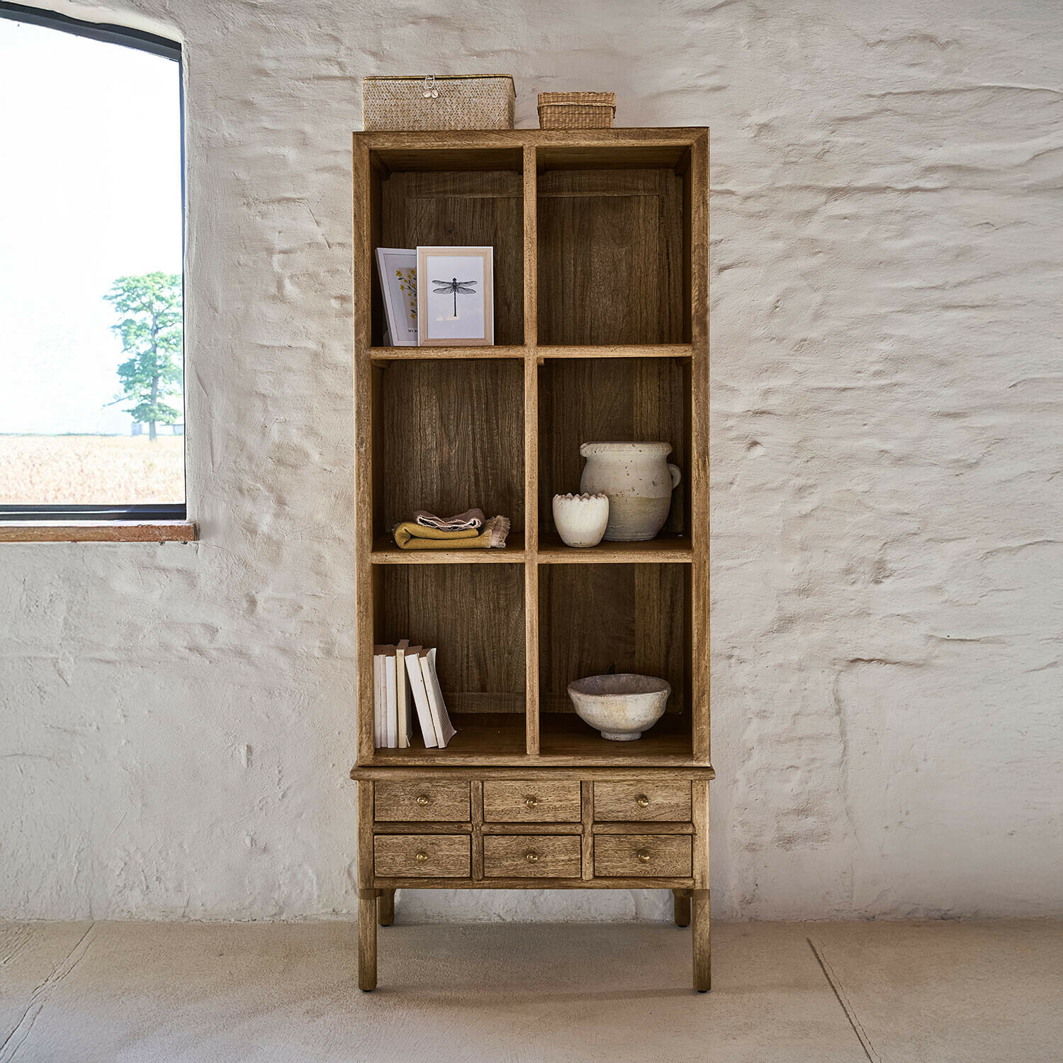 Houten kast in natuurlijke kleur met zes vakken en zes lades voor stijlvolle opbergruimte