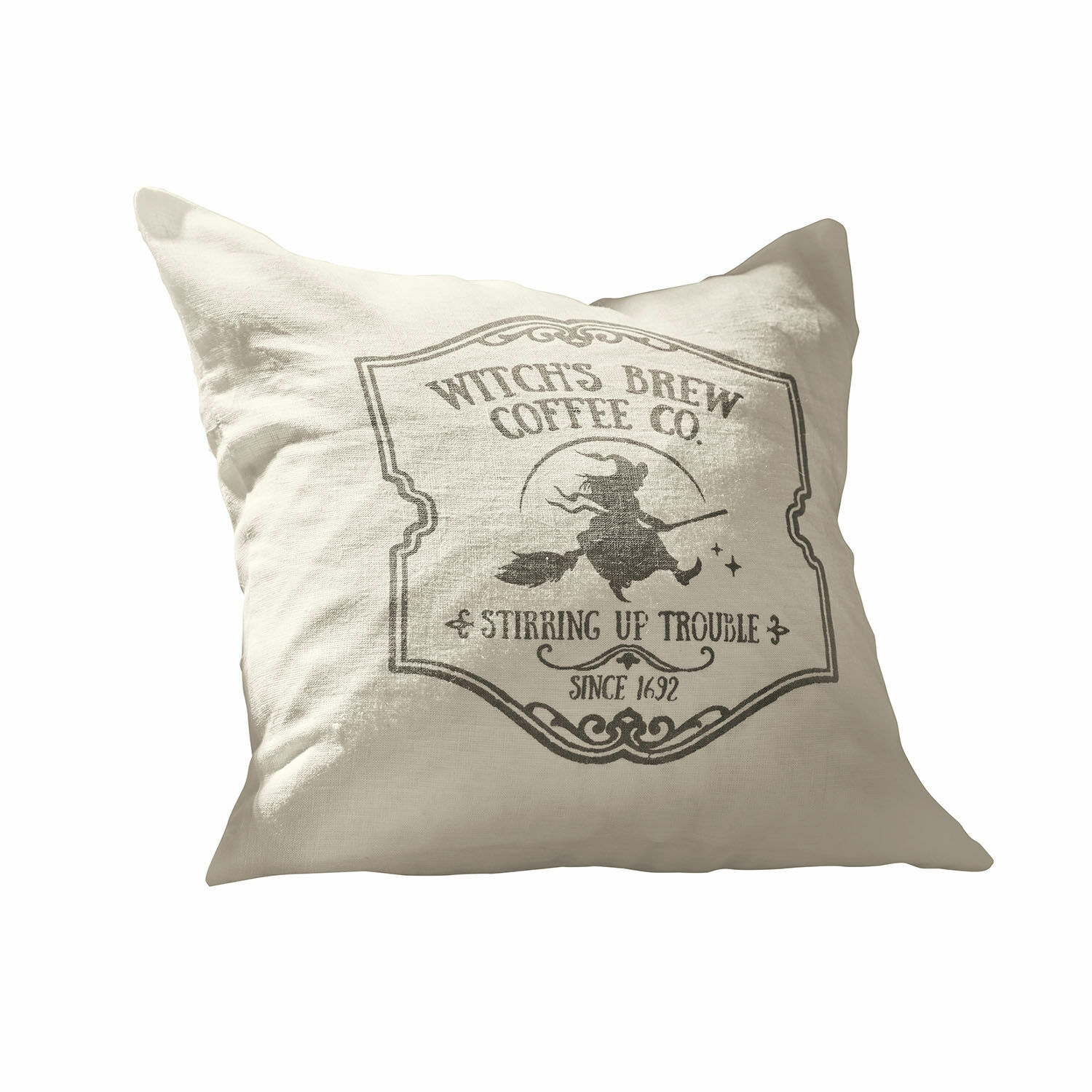 Kussenhoes Morivelle Beige linnen kussen met heks op bezem en koffie tekst, decoratie voor woonkamer