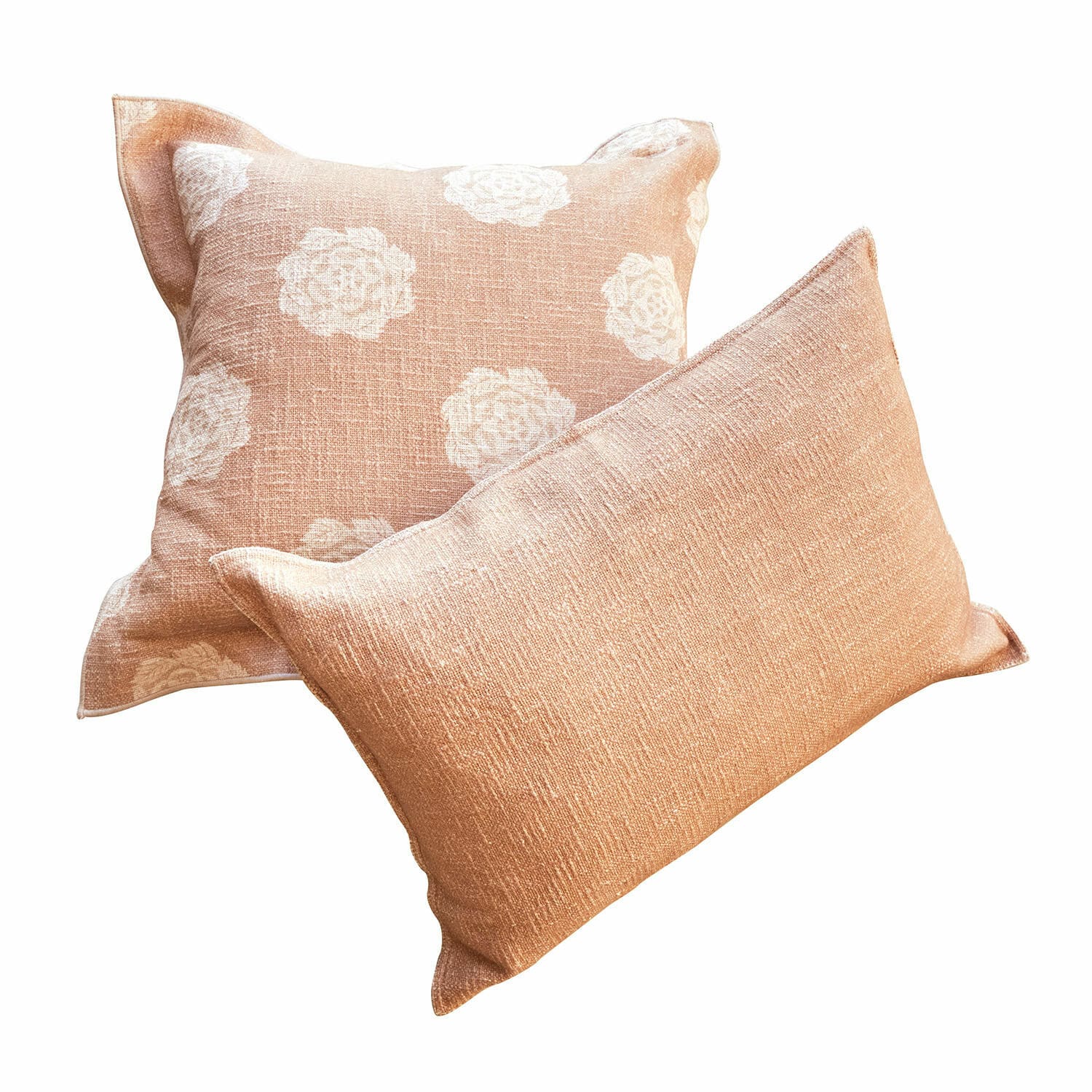 Kussenhoes set van 2 Belvienne Set van twee decoratieve kussens van perzikkleurige stof met wit bloemenpatroon
