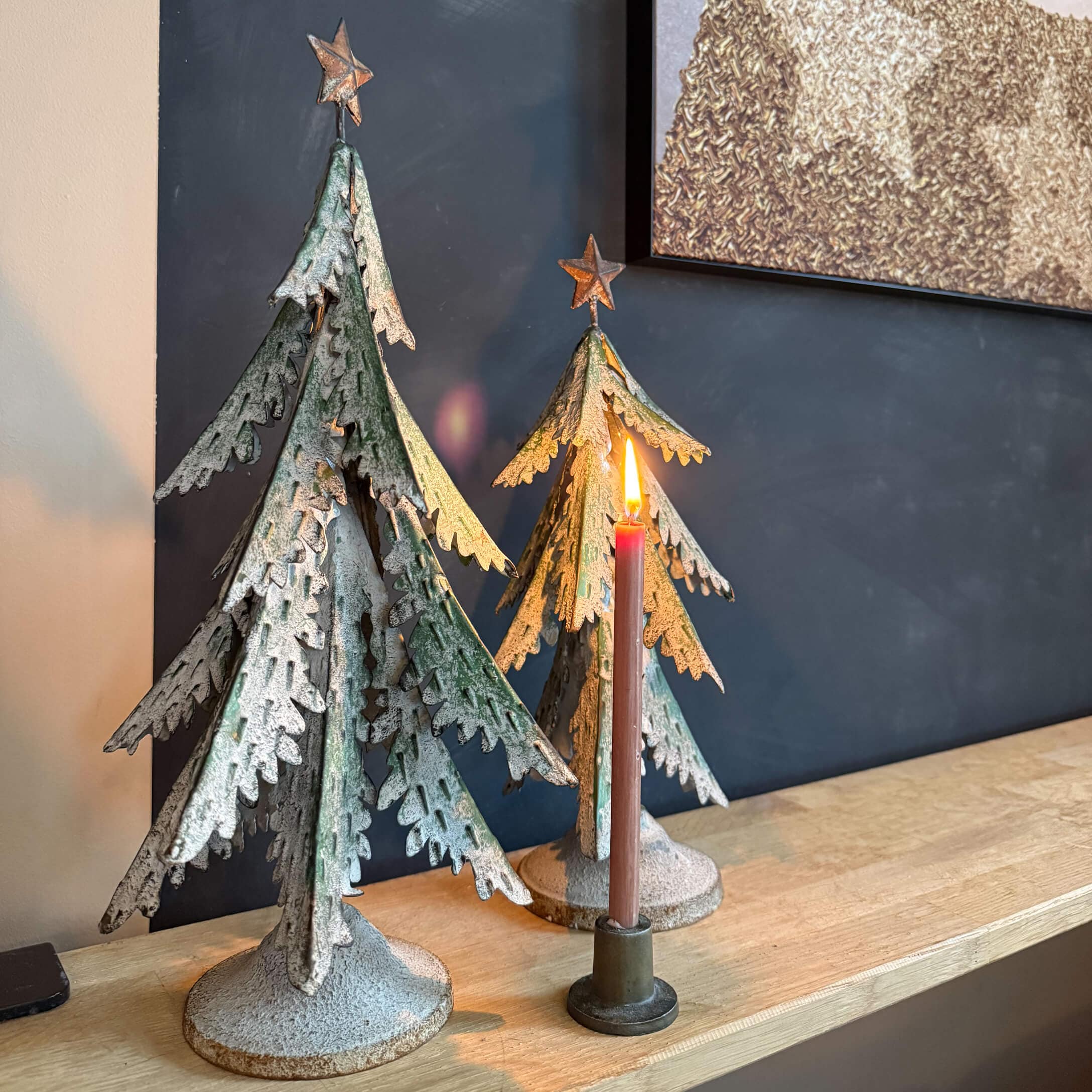 Industriële metalen kerstboomdecoraties met groen-witte verouderde look op houten plank