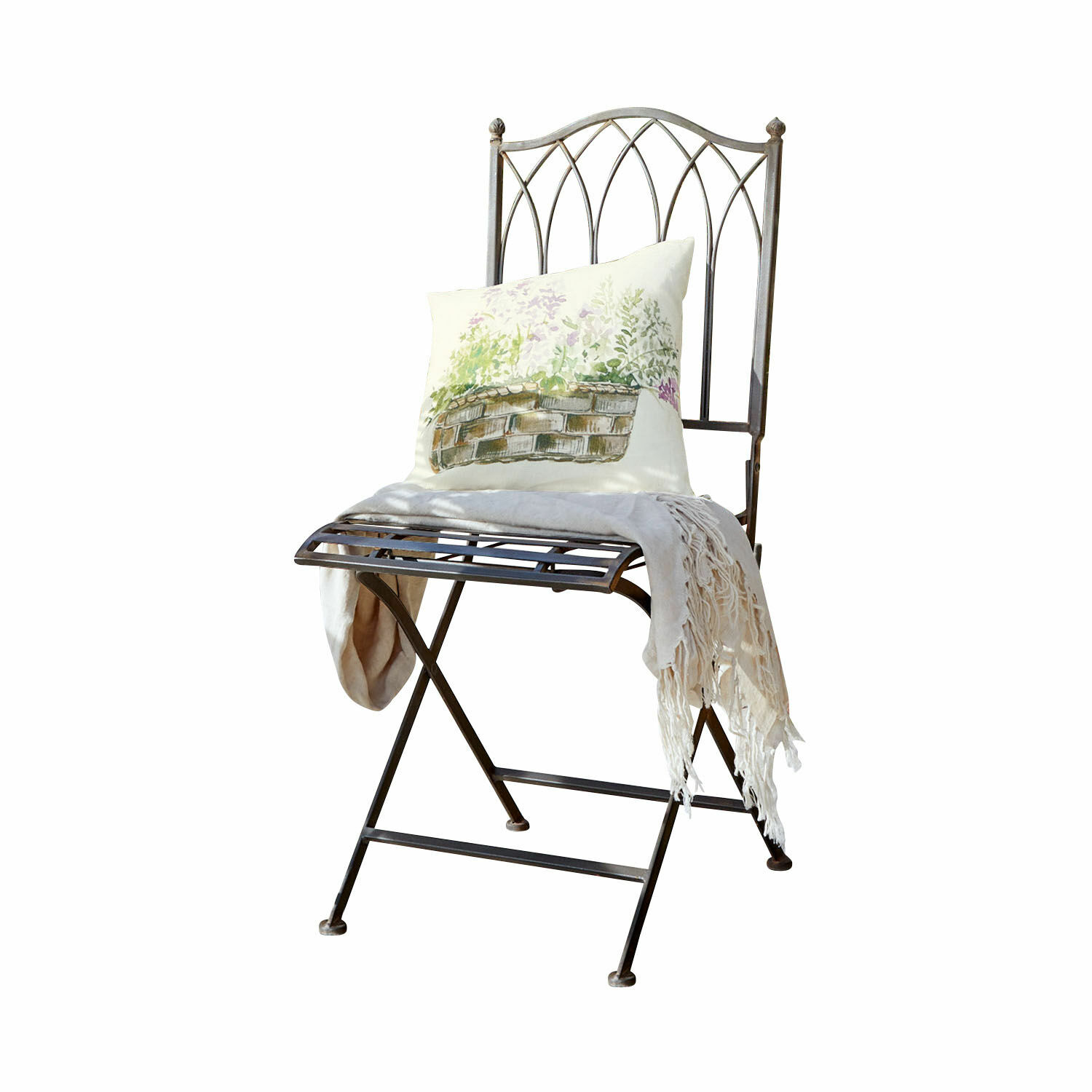 Stoel Brignoles Metalen stoel met decoratieve rugleuning, lichte kussen met print en crèmekleurige plaid met franjes