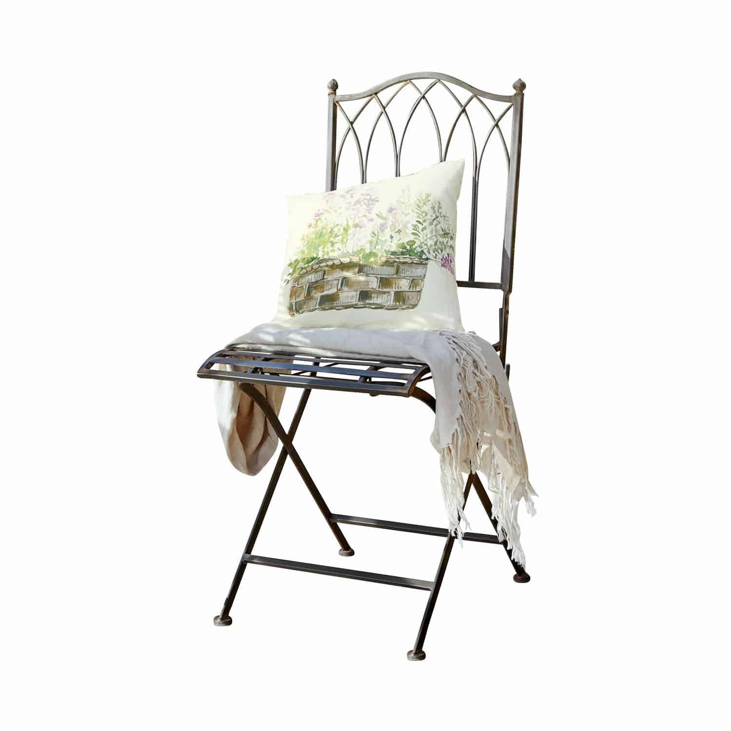 Stoel Brignoles Metalen stoel met decoratieve rugleuning, lichte kussen met print en crèmekleurige plaid met franjes