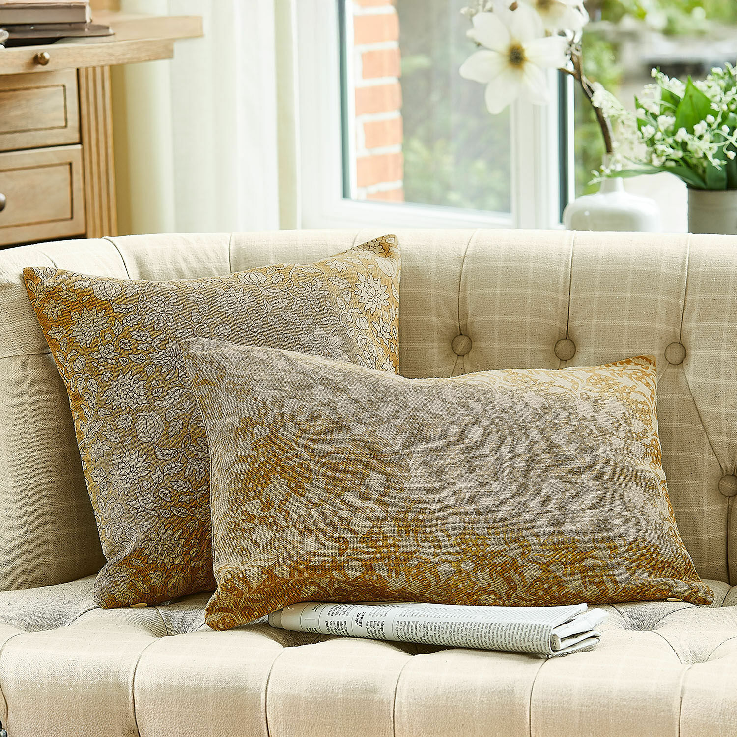 Kussenhoes set van 2 Nalefor Twee decoratieve katoenen kussens in beige-bruin patroon op lichte bank in woonkamer