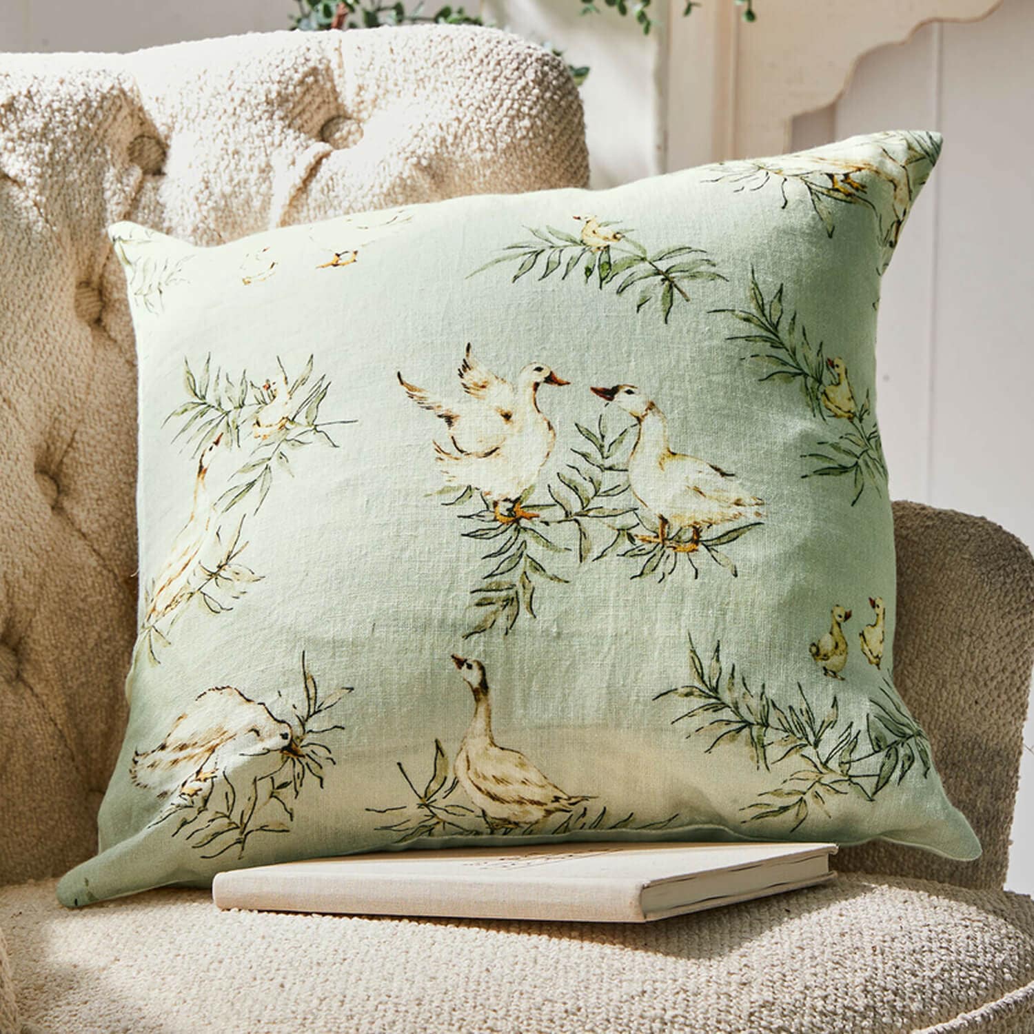 Linnen kussen lichtgroen met eenden- en bladmotief, decoratief woonaccessoire