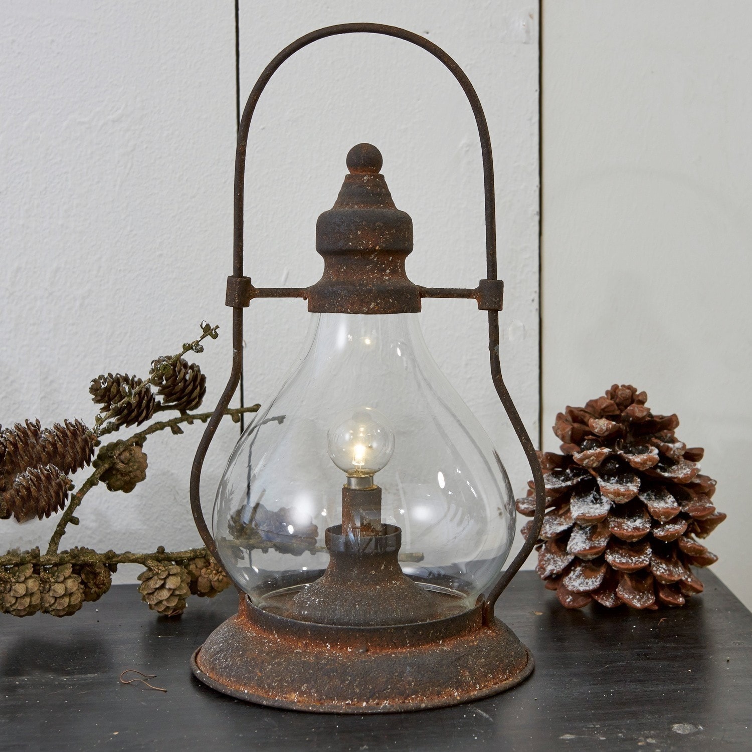 Ledlantaarn Cortney Rustieke lamp van roestig metaal en glas, decoratieve lantaarn op tafel met natuurlijke dennenappels