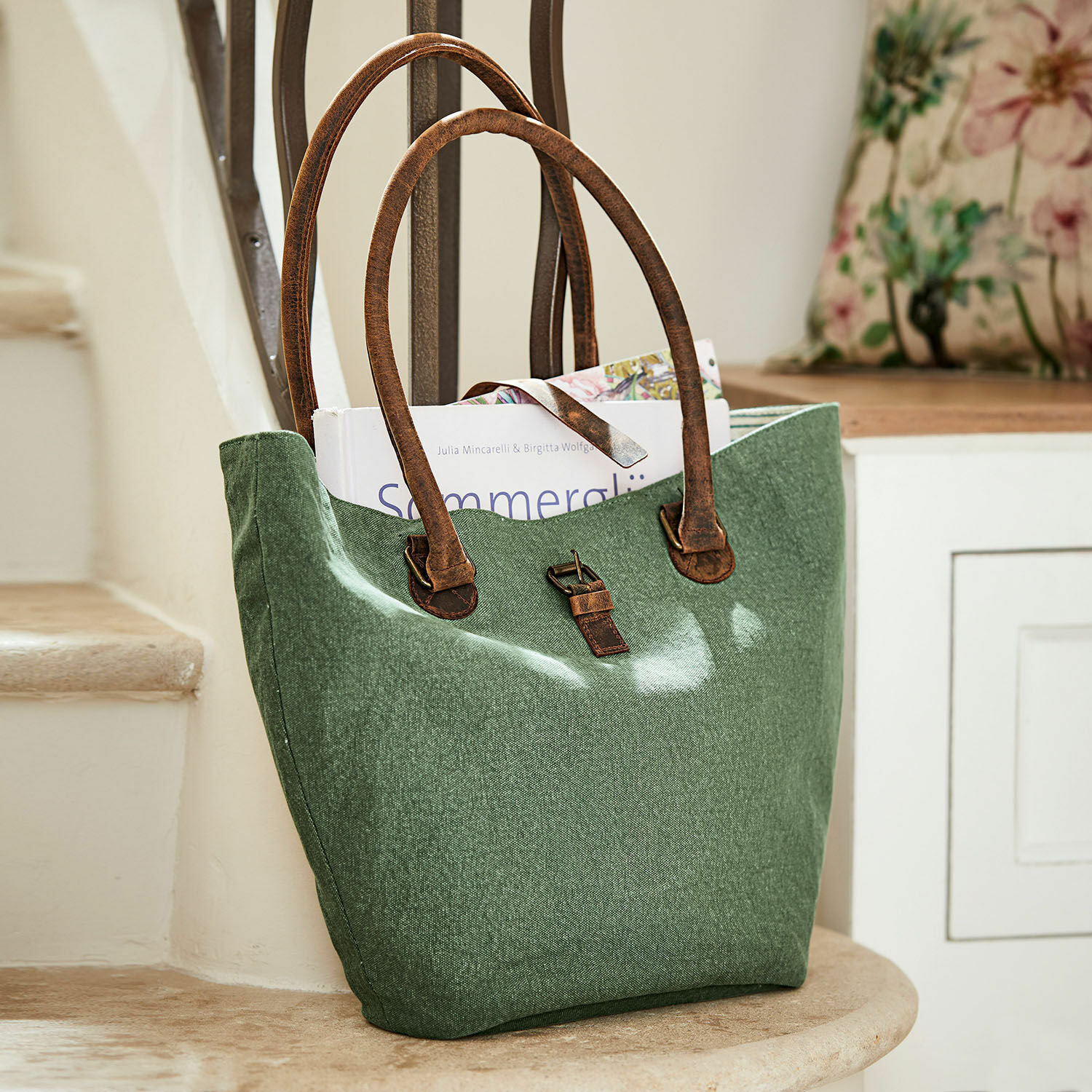 Tas Ambre Groene stoffen tas met bruine leren handvatten, praktische tas voor boodschappen en boeken