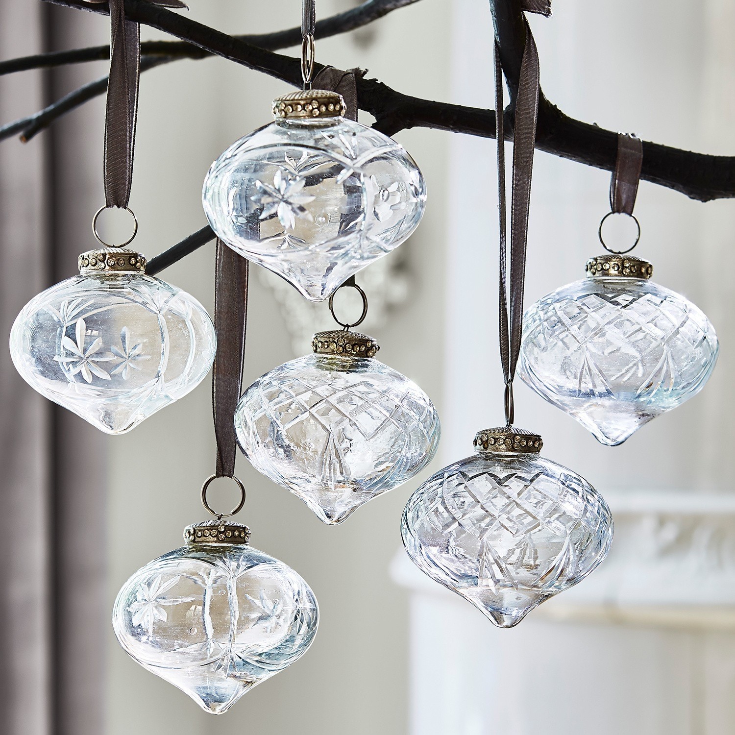 Kerstversiering set van 6 Cheshire Set van zes transparante glazen ornamenten met gegraveerde patronen en bruine linten om op te hangen
