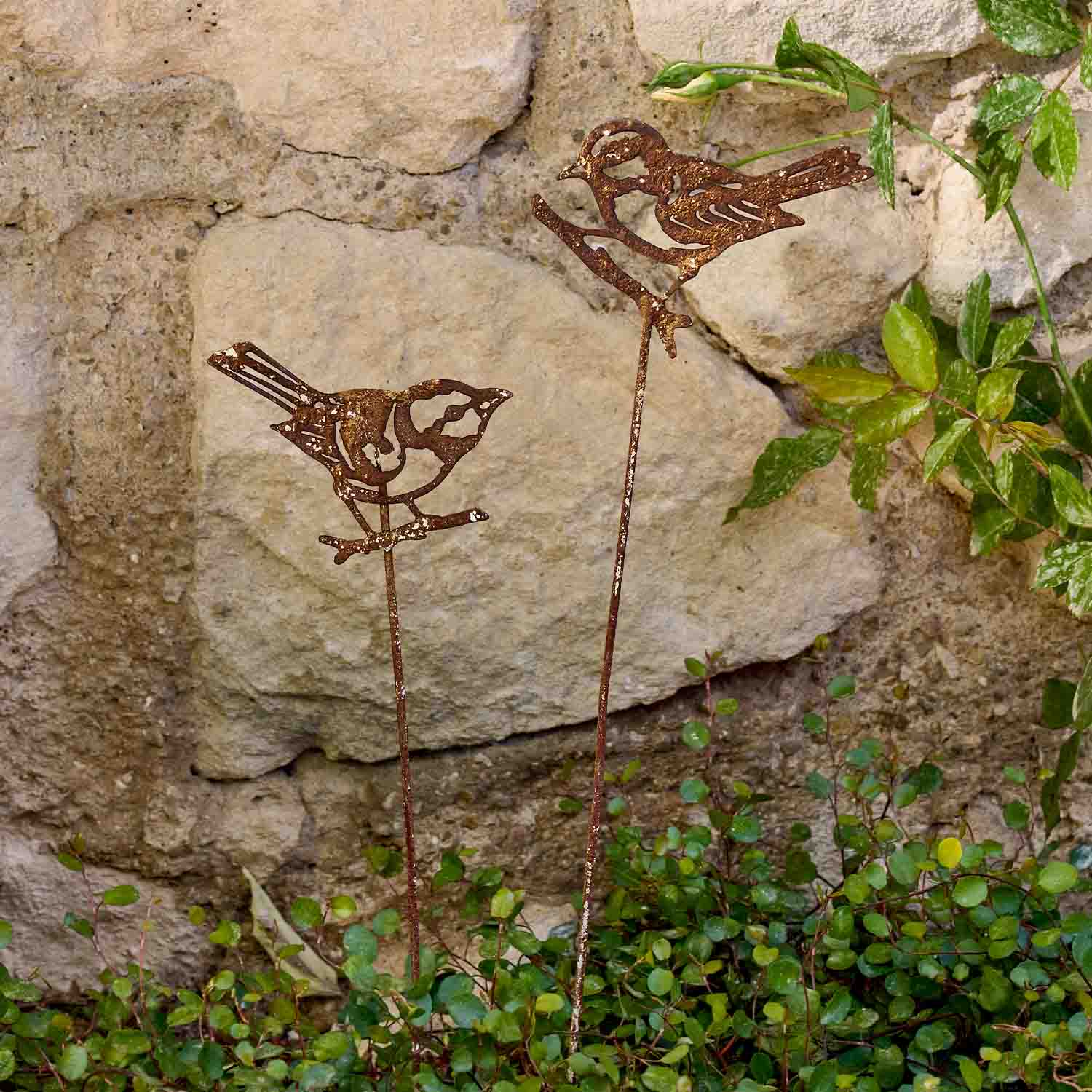 Decoratieve metalen vogels met roestkleur op stokken voor tuinplanten en borders