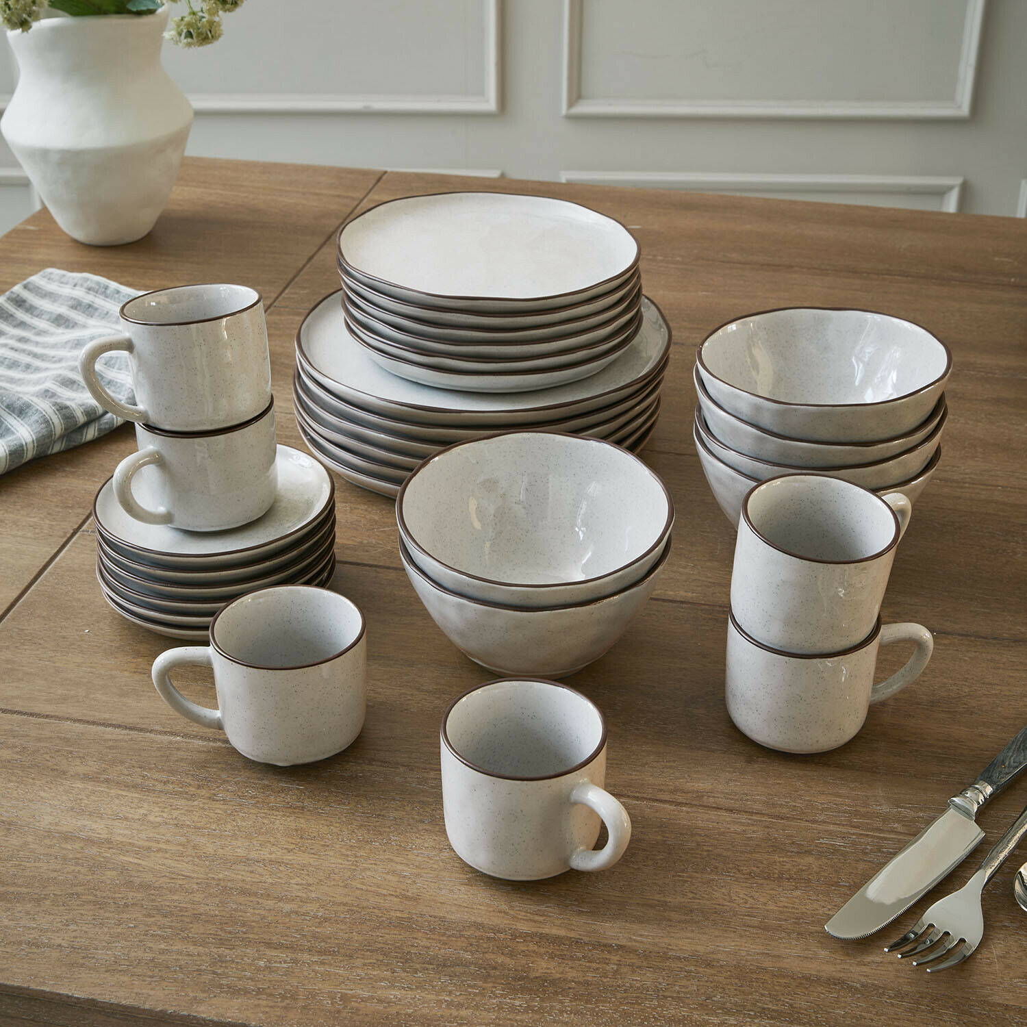 Servies set van 30 Biarré Wit keramisch servies met bruine rand op houten tafel, borden en mokken