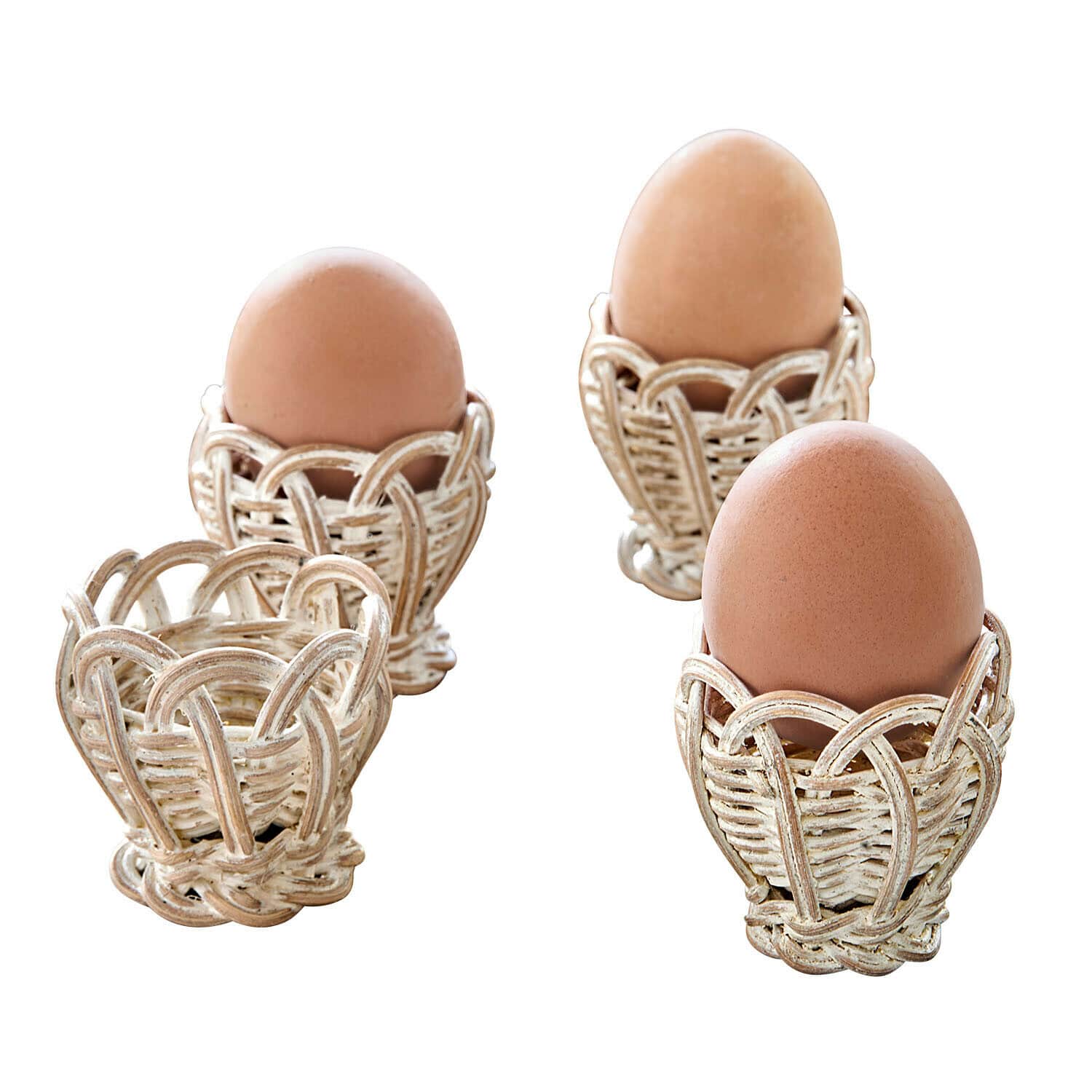 Set witte rieten eierhouders met natuurlijke bruine eieren voor een rustiek ontbijt