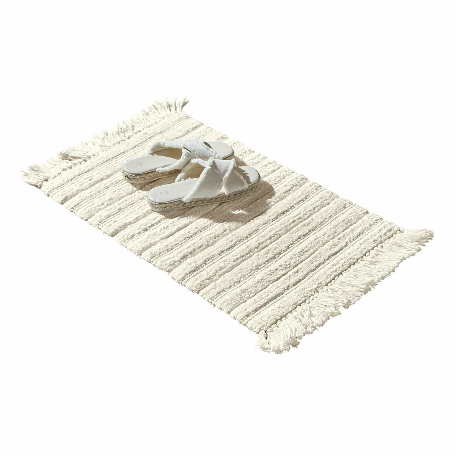 Badmat Dreamyville Witte katoenen vloerkleed met franjes en witte stoffen slippers op gevlochten zool