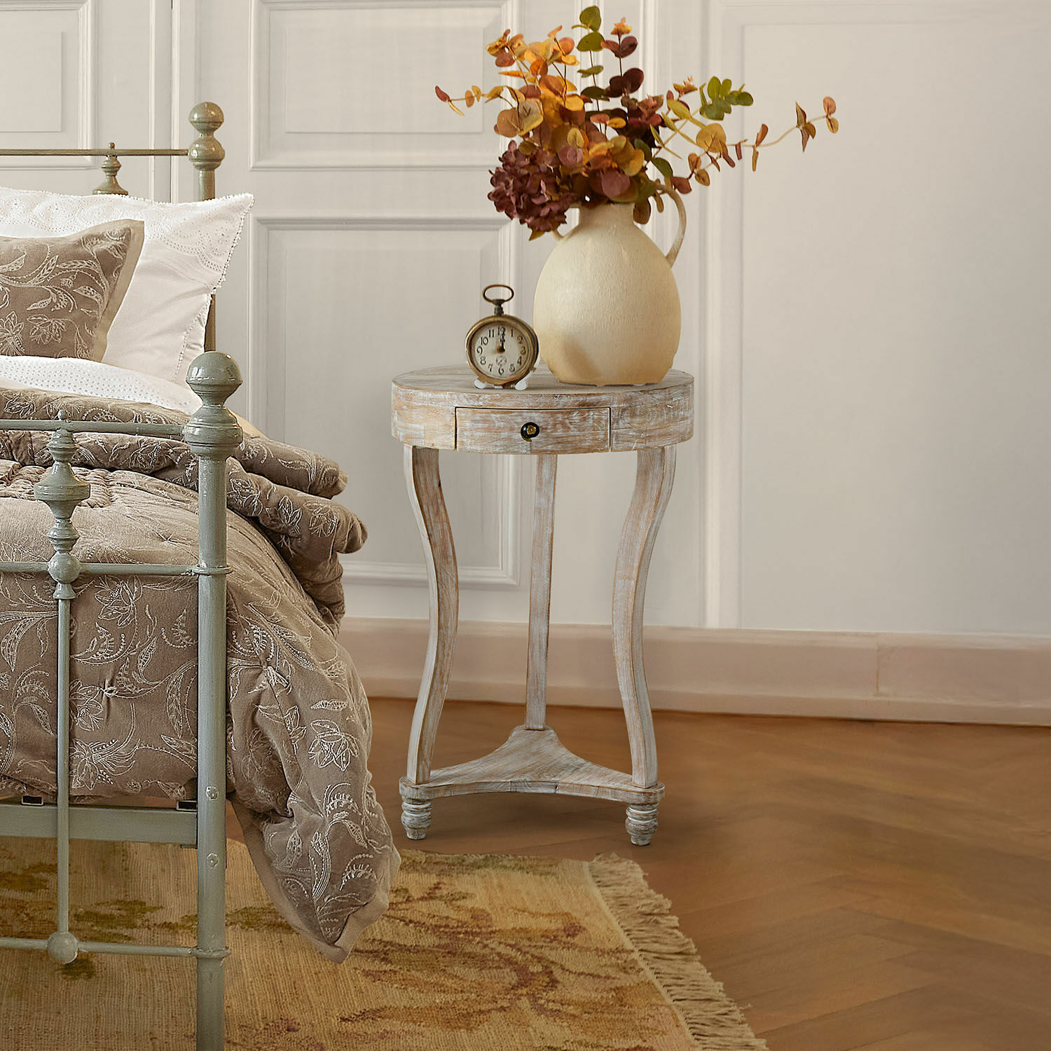 Houten vintage nachtkastje met lade, vaas en bloemen in slaapkamerdecoratie