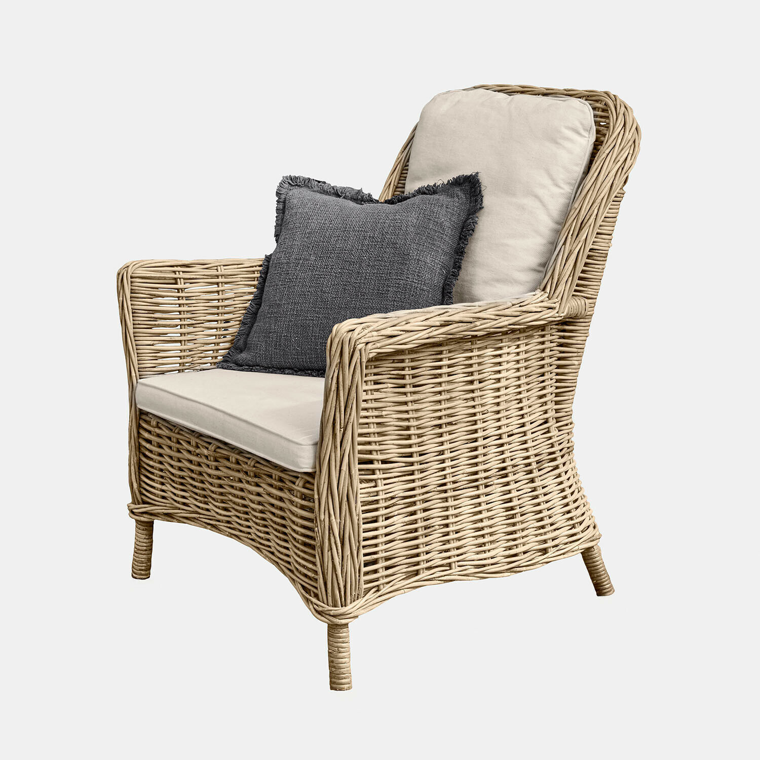 Fauteuil Travenne Rotan fauteuil met crèmekleurige kussens en donkergrijs sierkussen voor woonkamer
