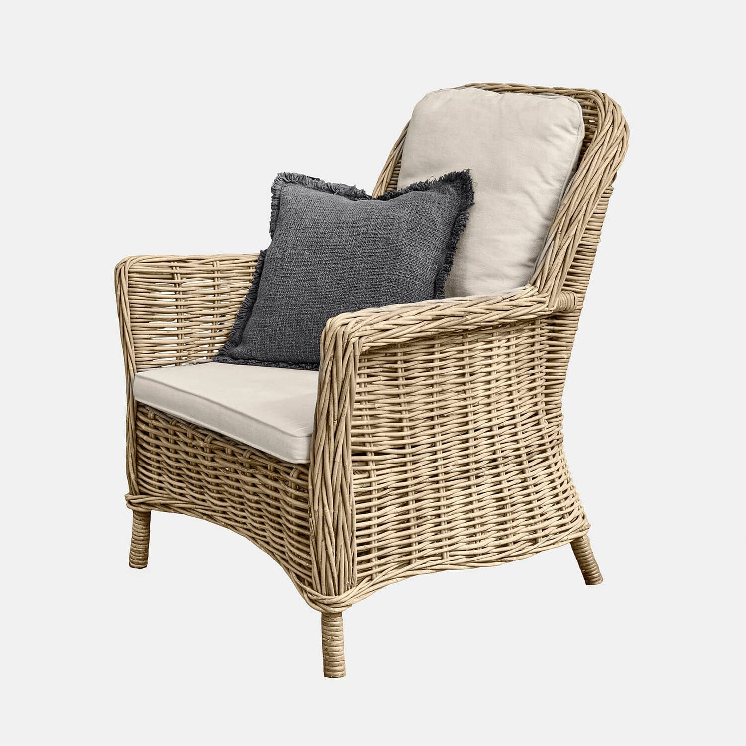 Fauteuil Travenne Rotan fauteuil met crèmekleurige kussens en donkergrijs sierkussen voor woonkamer