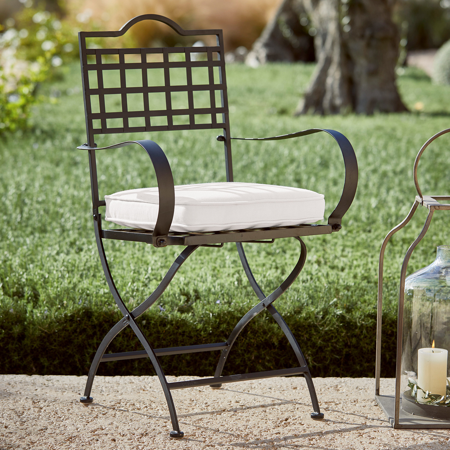 Stoel Tharot Zwarte metalen tuinstoel met wit zitkussen, ideaal voor comfortabel buitenzitten