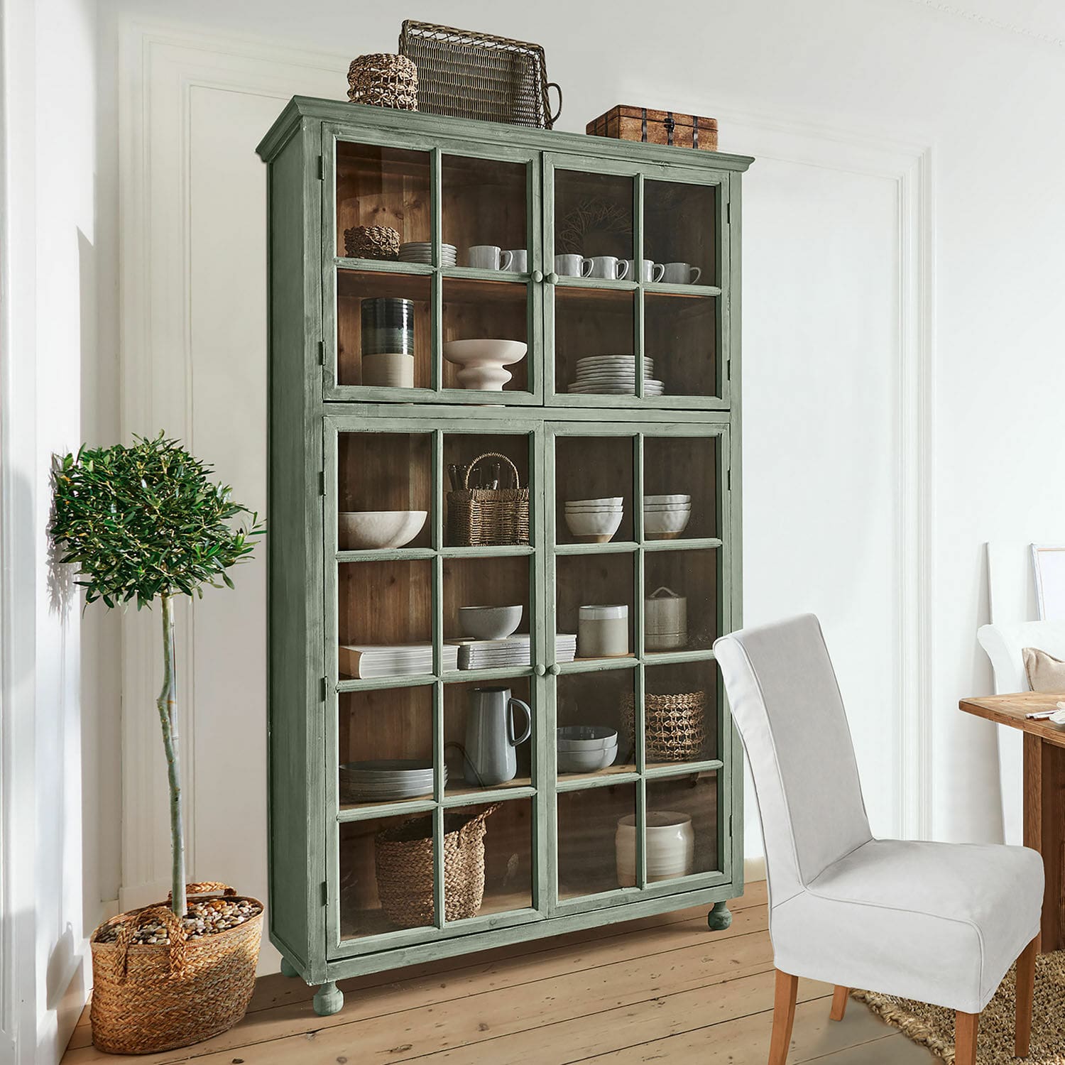 Buffetkast Bellac Groene houten vitrinekast met glazen deuren en rustieke decoratie voor lichte woonkamer
