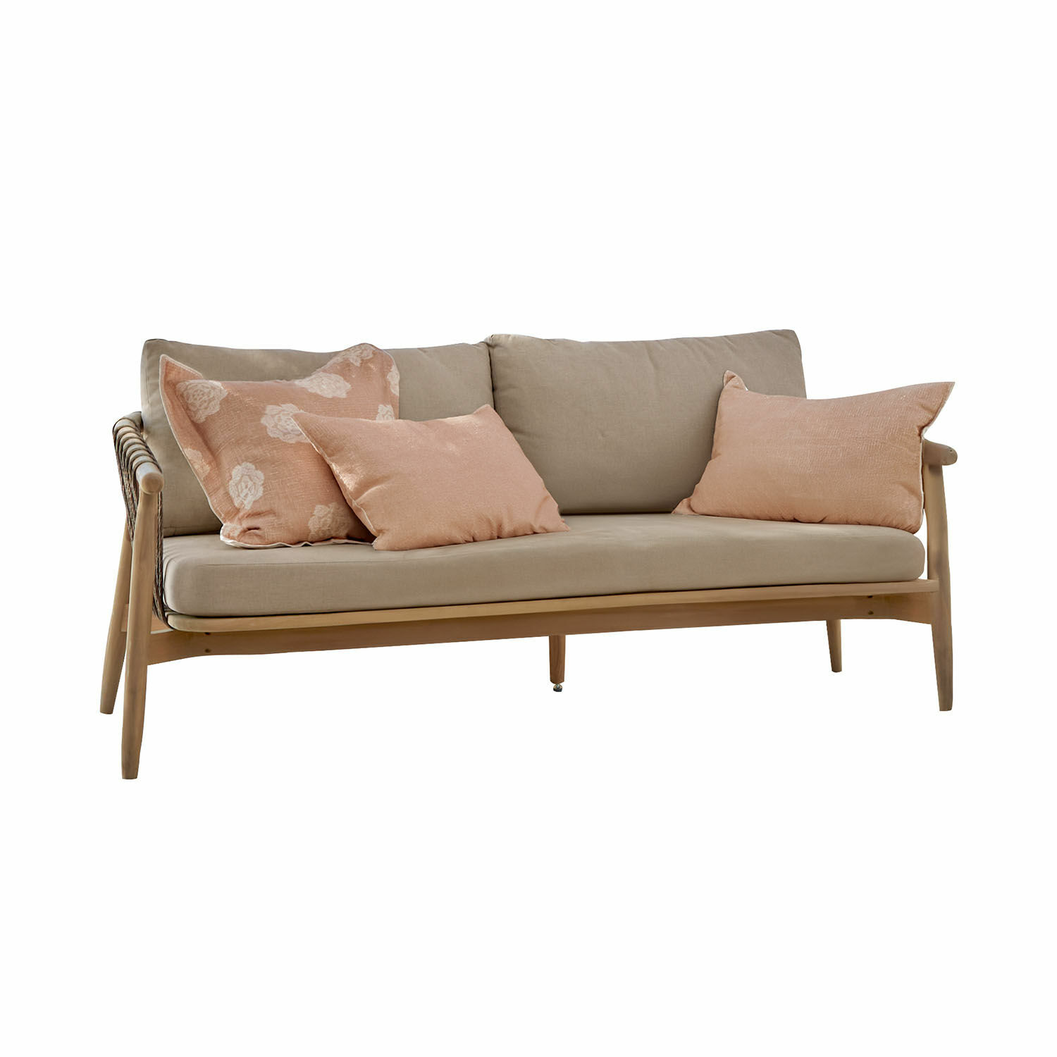 Bank van licht hout met beige kussens en roze sierkussens voor een gezellige woonkamer