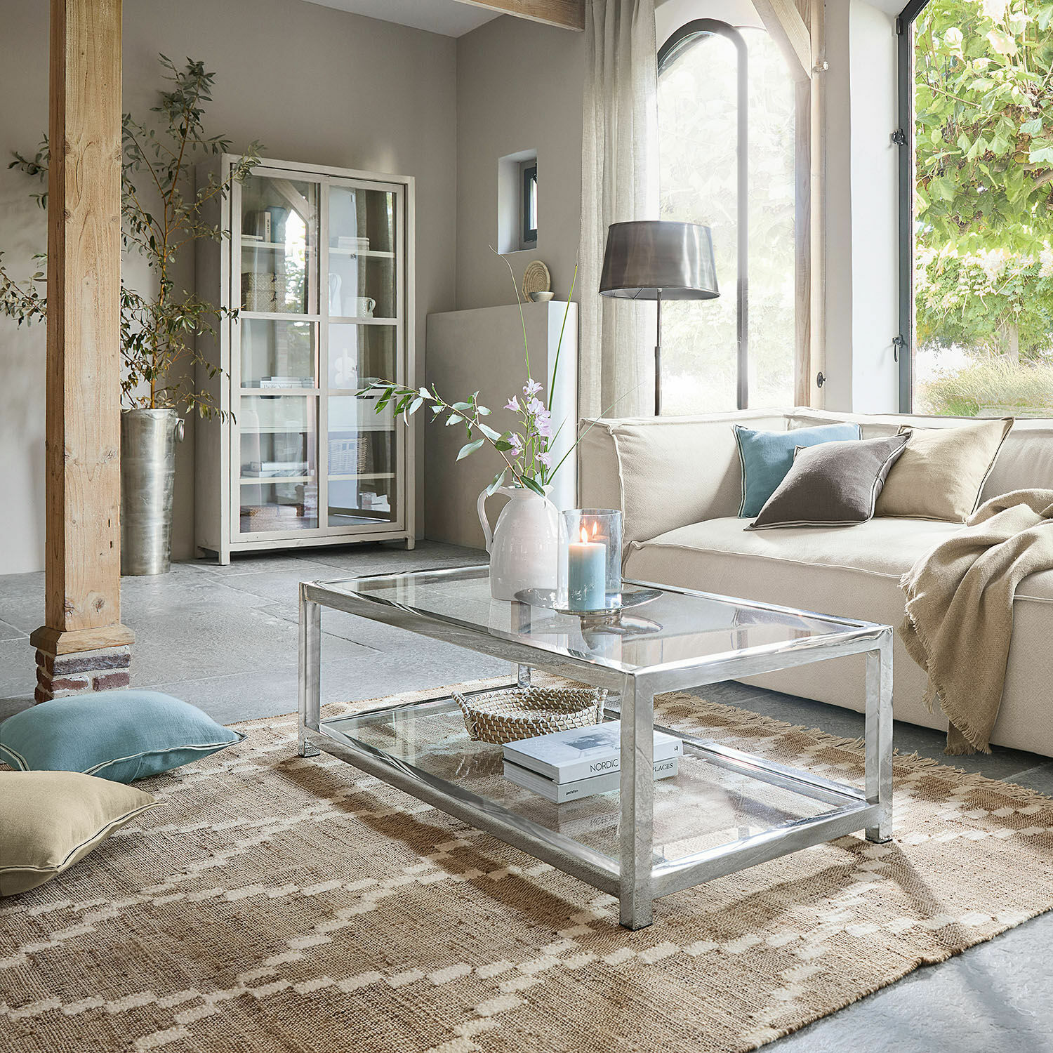 In- & outdoor vloerkleed Piera Moderne glazen salontafel met metalen frame in lichte woonkamer met beige bank en decoraties