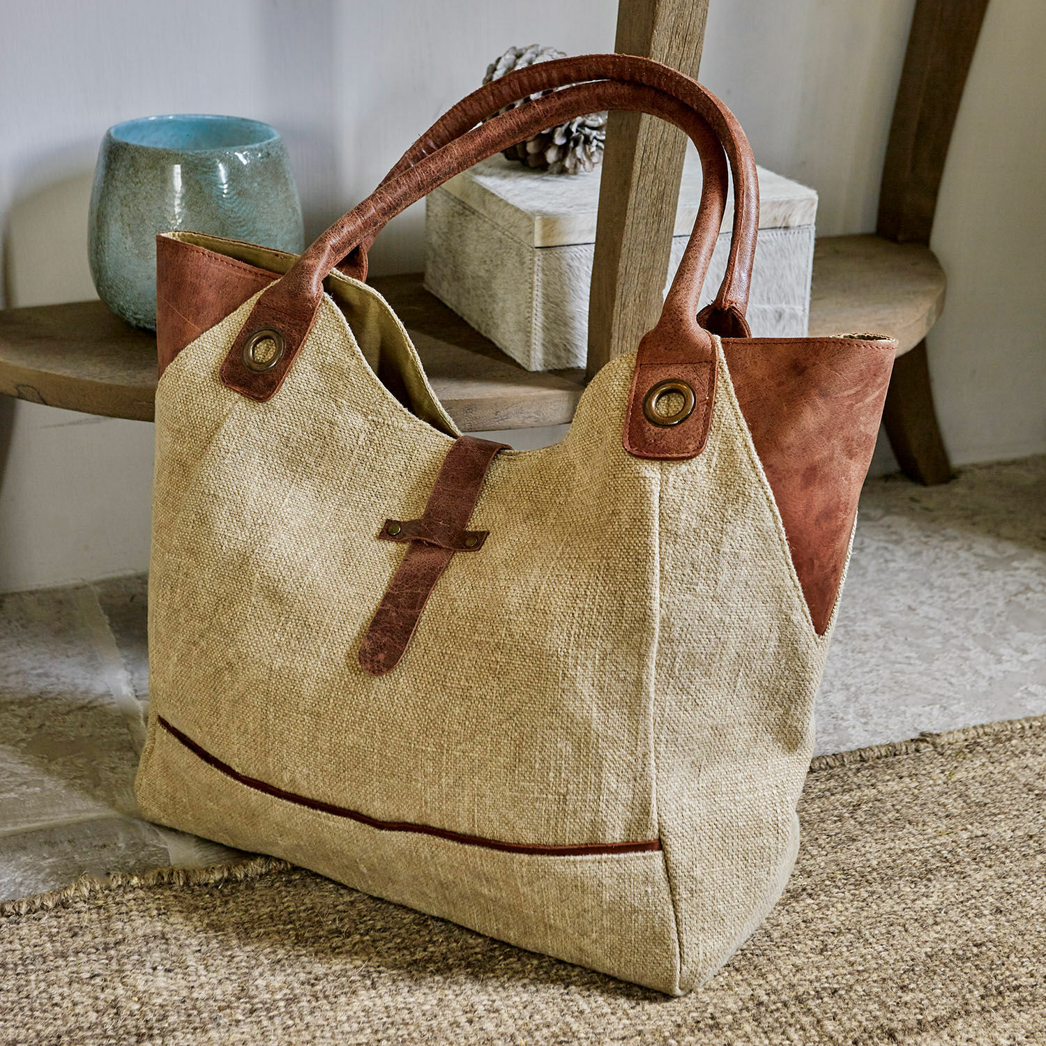 Beige stoffen tas met bruine leren details en handvatten, praktische tas voor dagelijks gebruik en boodschappen