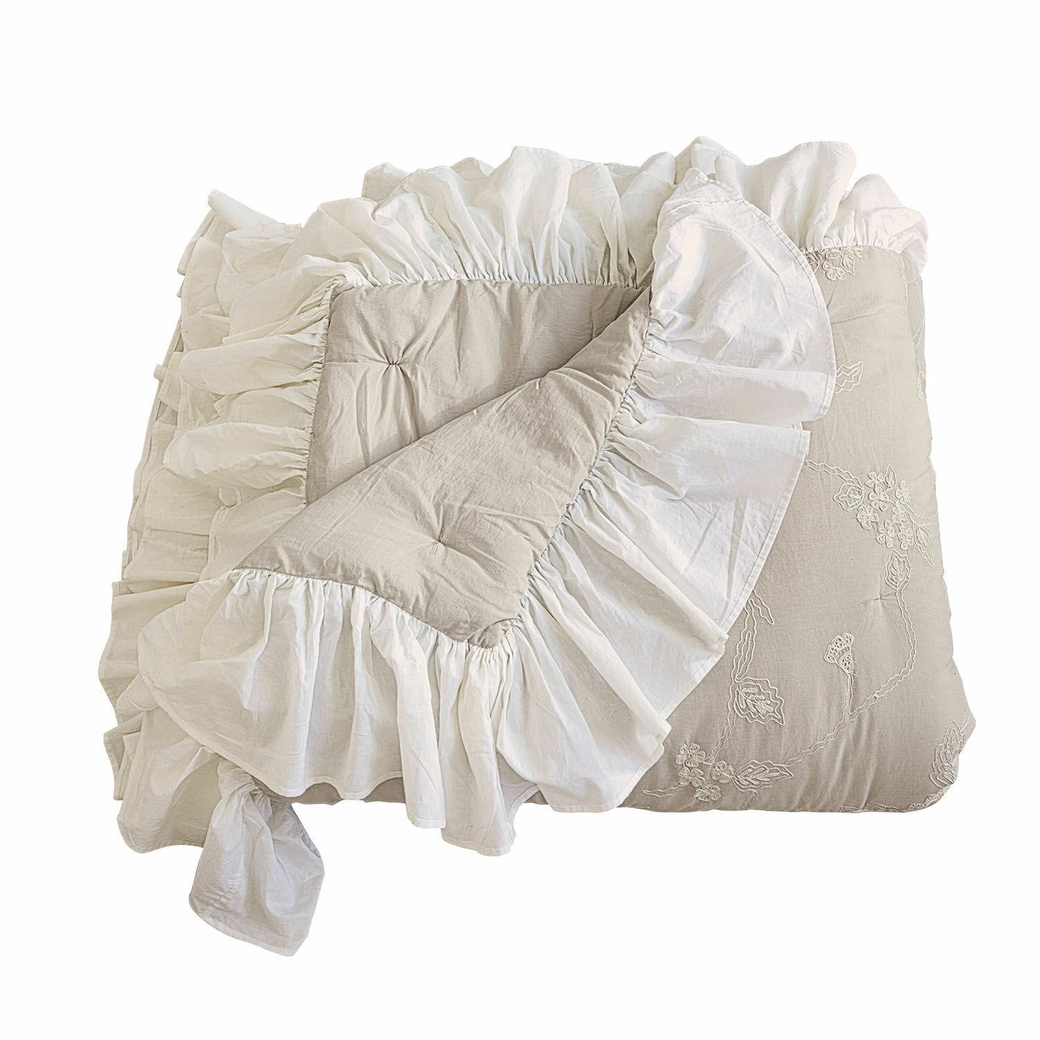 Quilt Clarissa Beige katoenen sprei met witte volant en borduurwerk, decoratief beddengoed