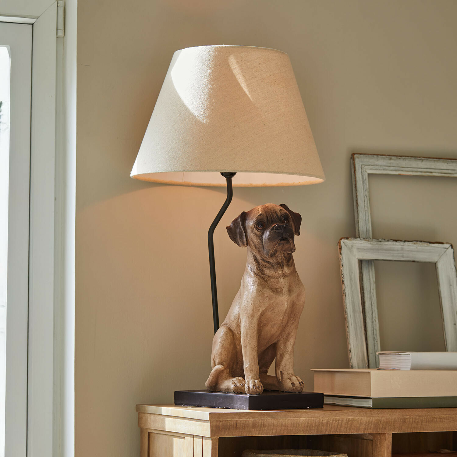 Tafellamp met beige kap en bruine hondenfiguur als voet, woondecoratie voor woonkamer