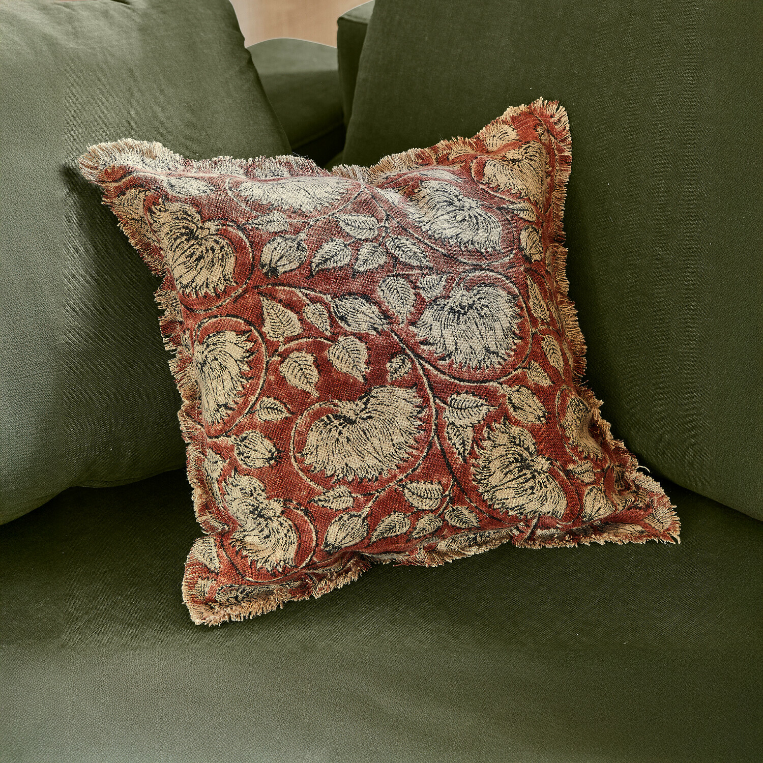 Kussenhoes Lemisto Decoratief kussen van stof met rood-beige bloemenpatroon op groene bank