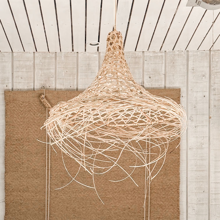 Hanglamp van licht gevlochten riet met organisch ontwerp voor natuurlijke interieurdecoratie