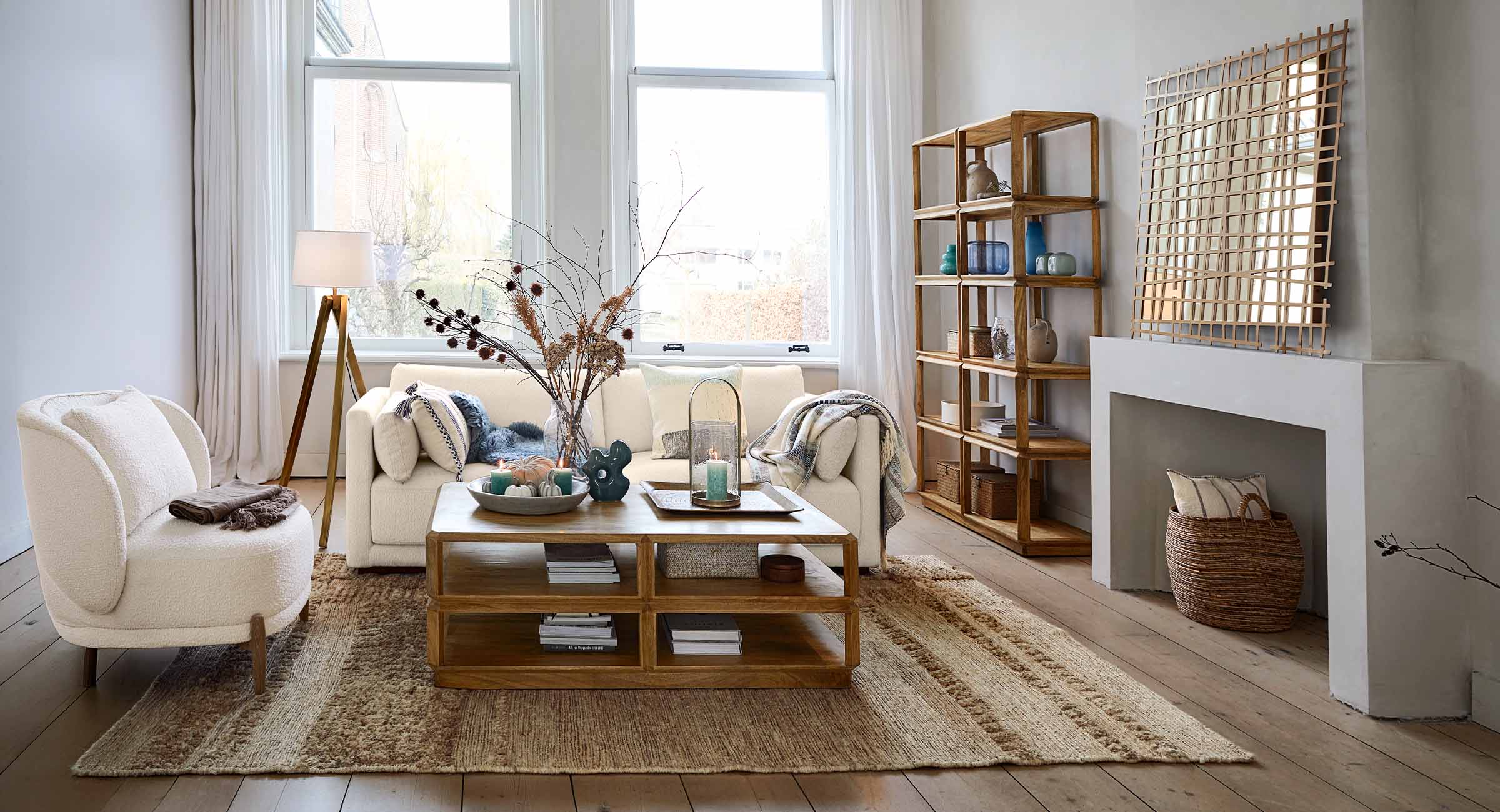 Lichte woonkamer met natuurlijke houten salontafel en crèmekleurige bank in Scandinavische stijl