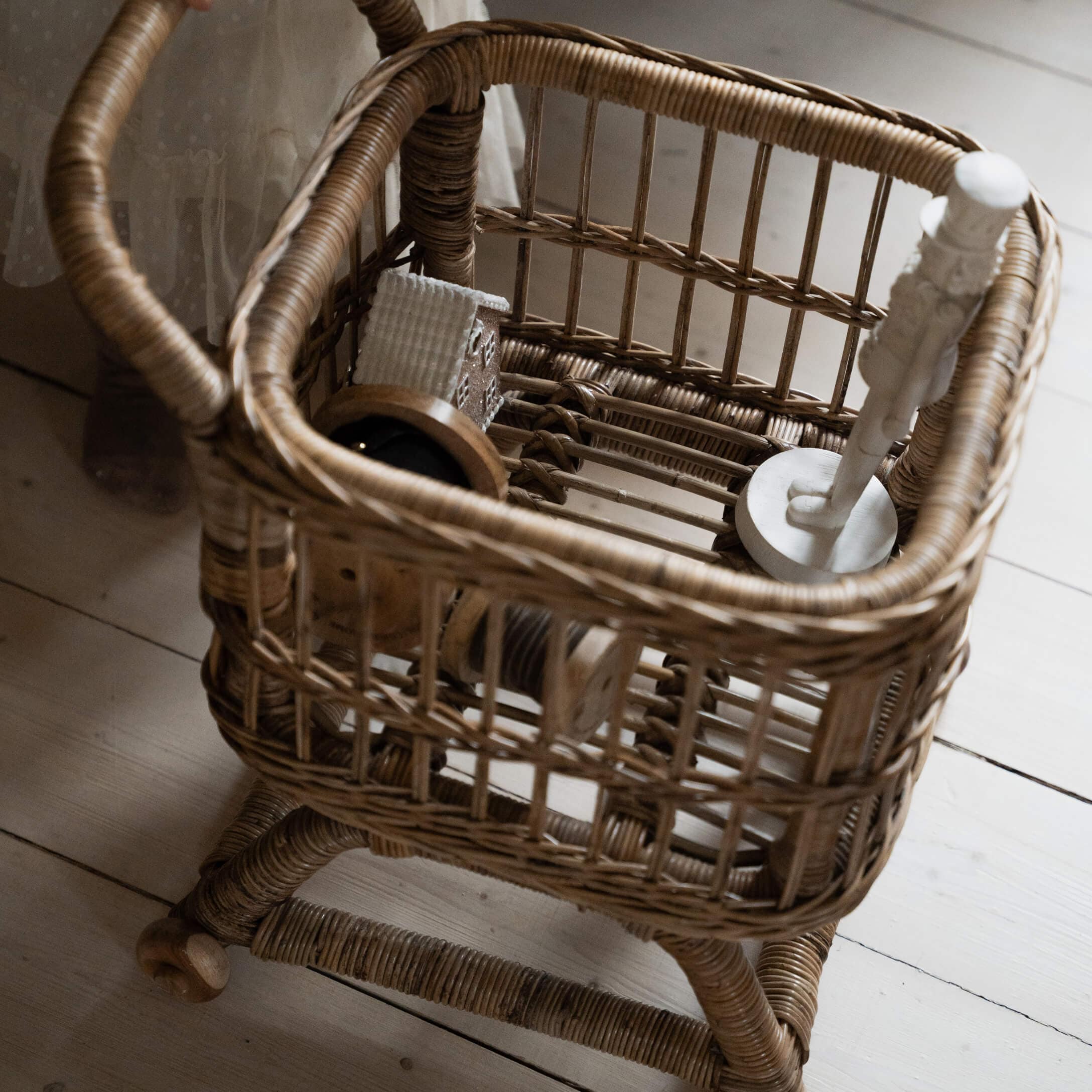 Natuurlijke rotan mand met handvat en wieltjes, decoratief woonaccessoire