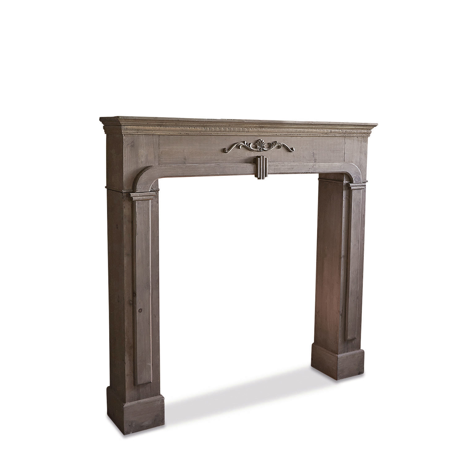 Klassiek grijs houten schoorsteenomlijsting met decoratief detail in vintage stijl