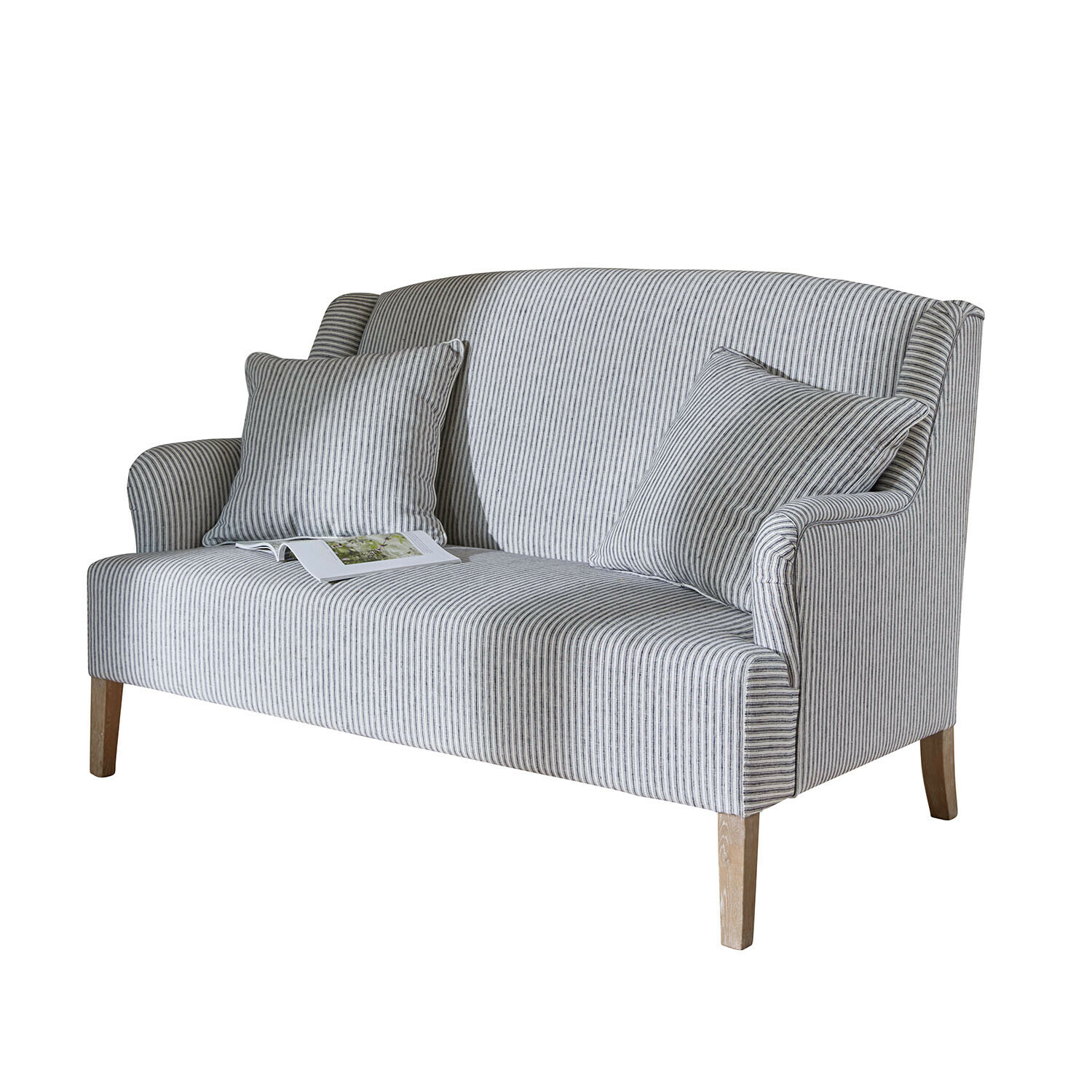 Twee-zits bank met grijs-witte strepen, kussens en houten poten, comfortabele woonkamermeubel