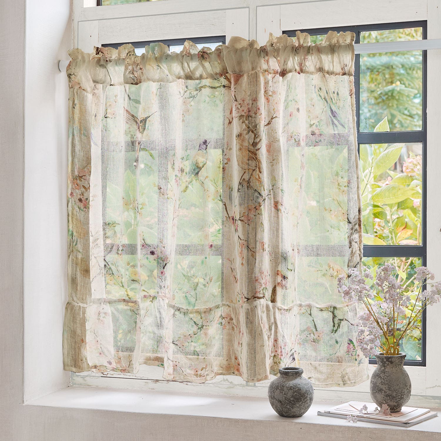 Transparant gordijn van lichtbeige stof met bloemen- en vogelmotief voor raamdecoratie