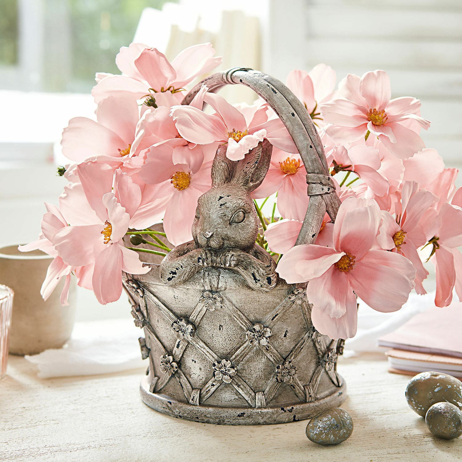 Sierpot Virginie Decoratieve mand van grijze hars met konijnmotief en roze bloemen voor lentebehang