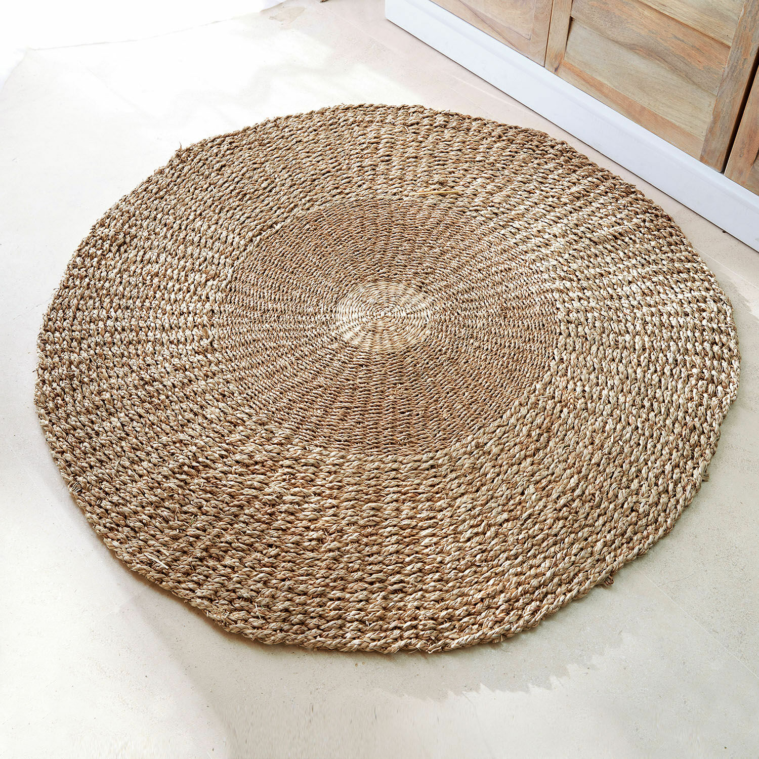 Ronde vloerkleed van natuurlijk gevlochten zeegras in beige kleur voor duurzame interieurdecoratie