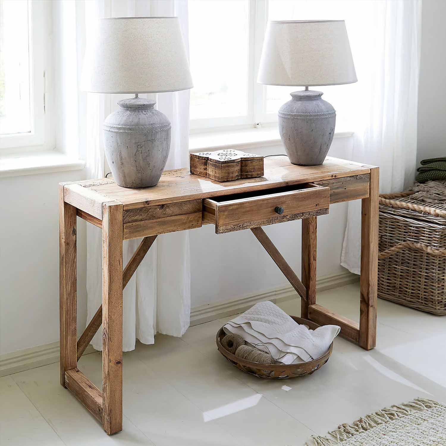 Rustieke houten bureau met lade en twee grijze keramische lampen in lichte kamer