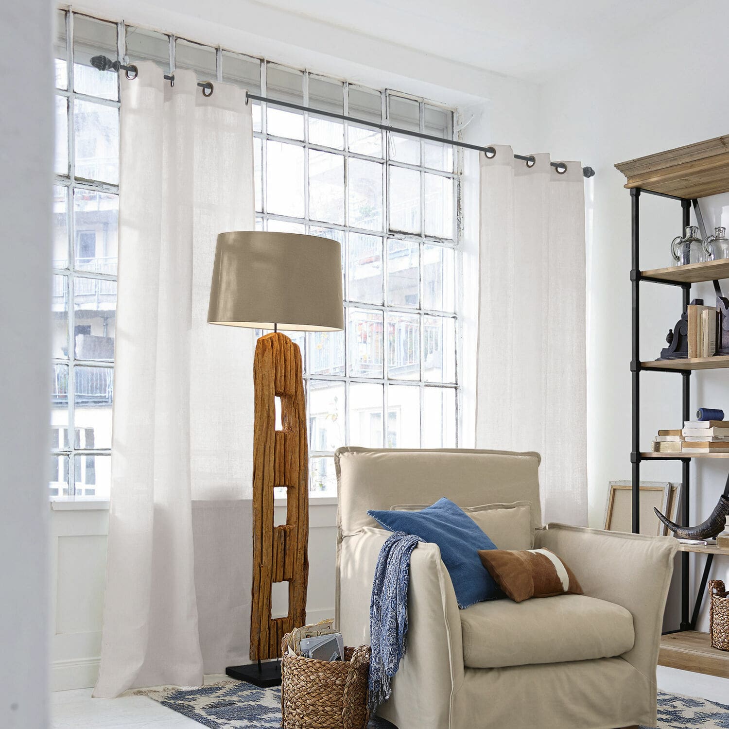 Gordijn Salinas Vloerlamp met houten voet en beige kap in lichte woonkamer met fauteuil en kast