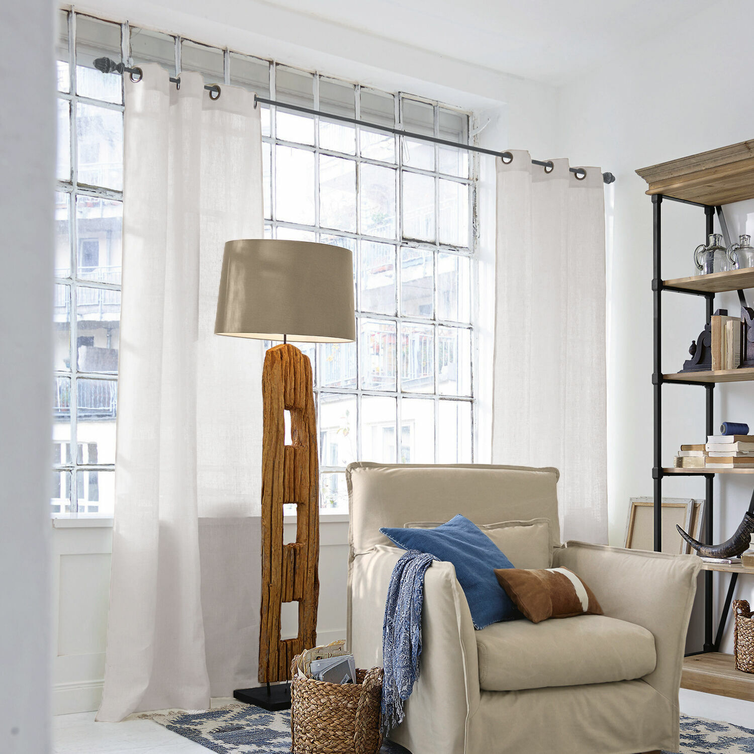 Gordijn Salinas Vloerlamp met houten voet en beige kap in lichte woonkamer met fauteuil en kast