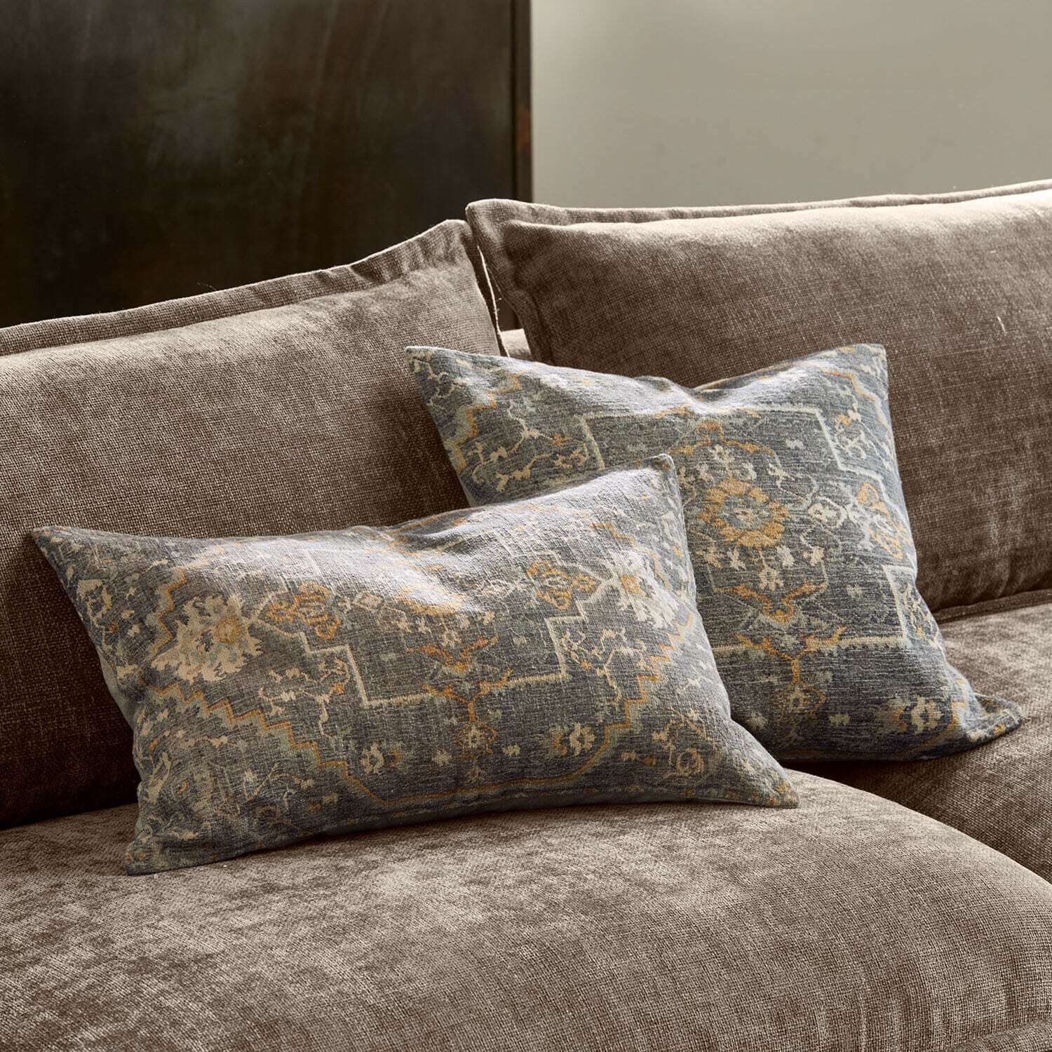 Kussenhoes set van 2 Brenrin Twee decoratieve kussens met blauw patroon op een bruine stoffen bank, vintage stijl, woontextiel