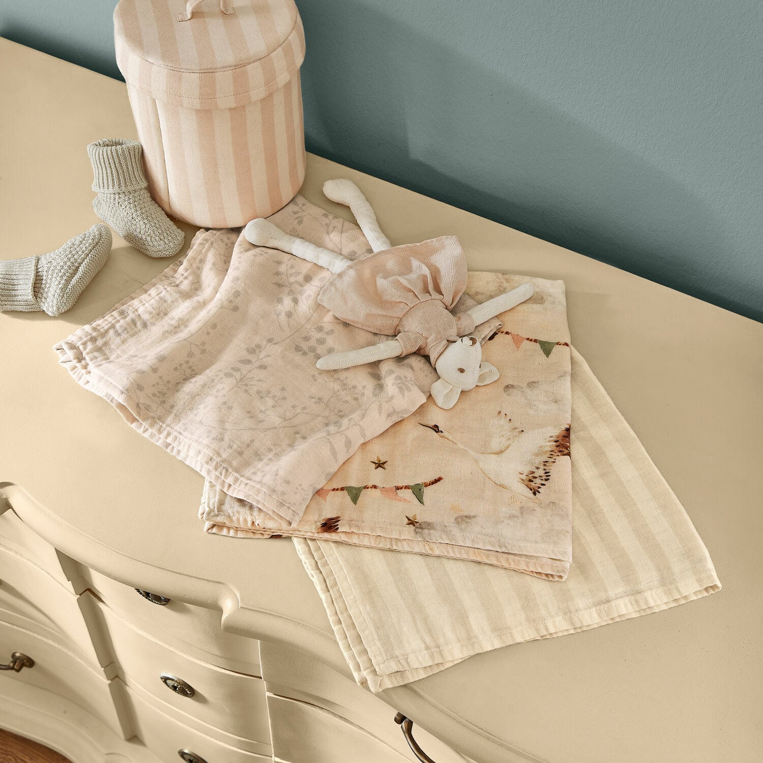 Babydoek set van 3 Bellise Zachte katoenen doeken en pluche speelgoed in pasteltinten op een crèmekleurige ladekast