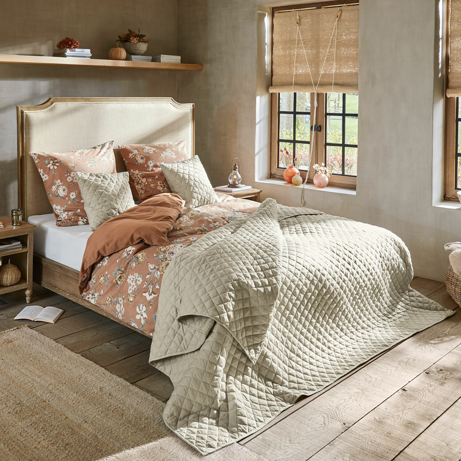 Bed Catham Gezellige slaapkamer met bed in beige gewatteerde sprei en bloemenbedlinnen in warme kleuren
