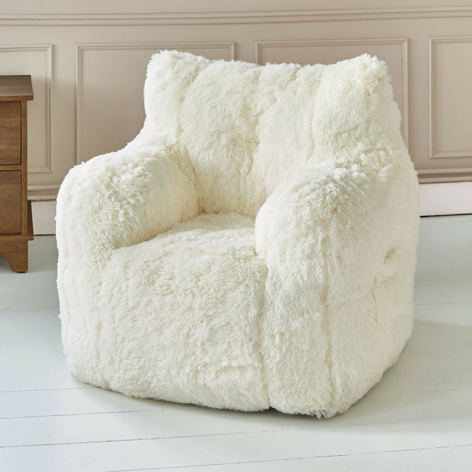 Kinderfauteuil Tufflee Witte fauteuil van zachte pluche, comfortabele en stijlvolle woonkamerstoel