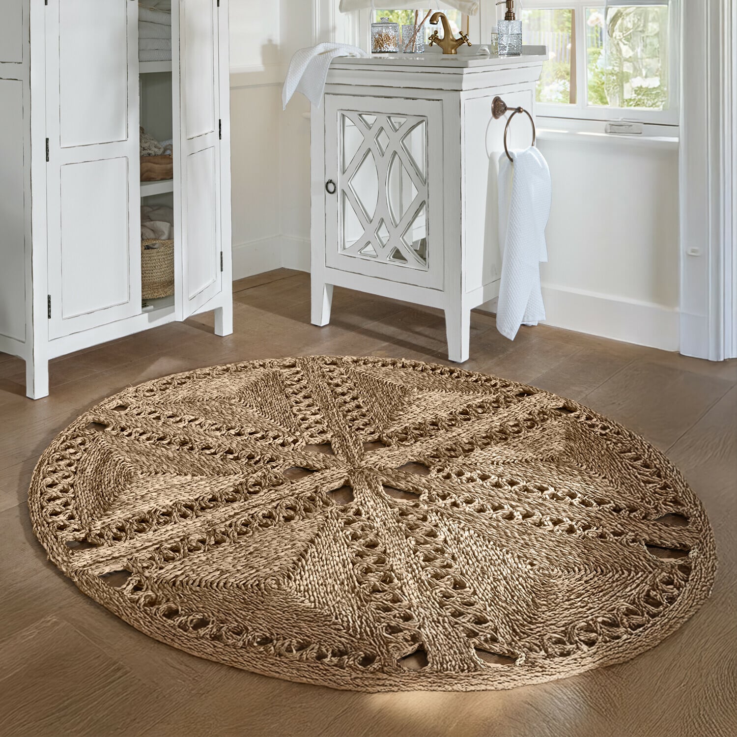 Ronde beige vloerkleed van natuurlijk touw, decoratief en duurzaam voor woonkamer of badkamer