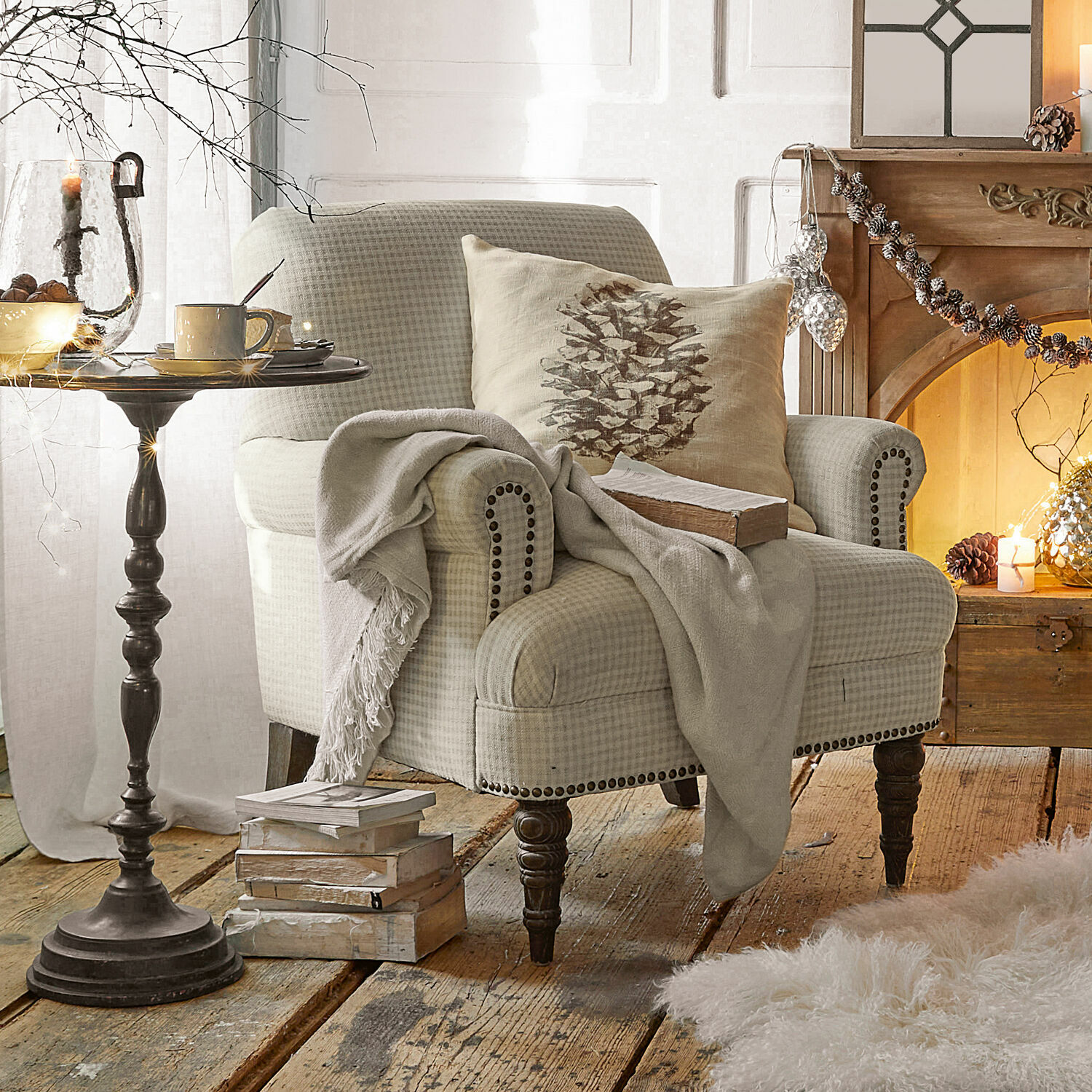 Fauteuil Danvers Beige geruit fauteuil met houten poten en decoratief kussen in woonkamer met open haard